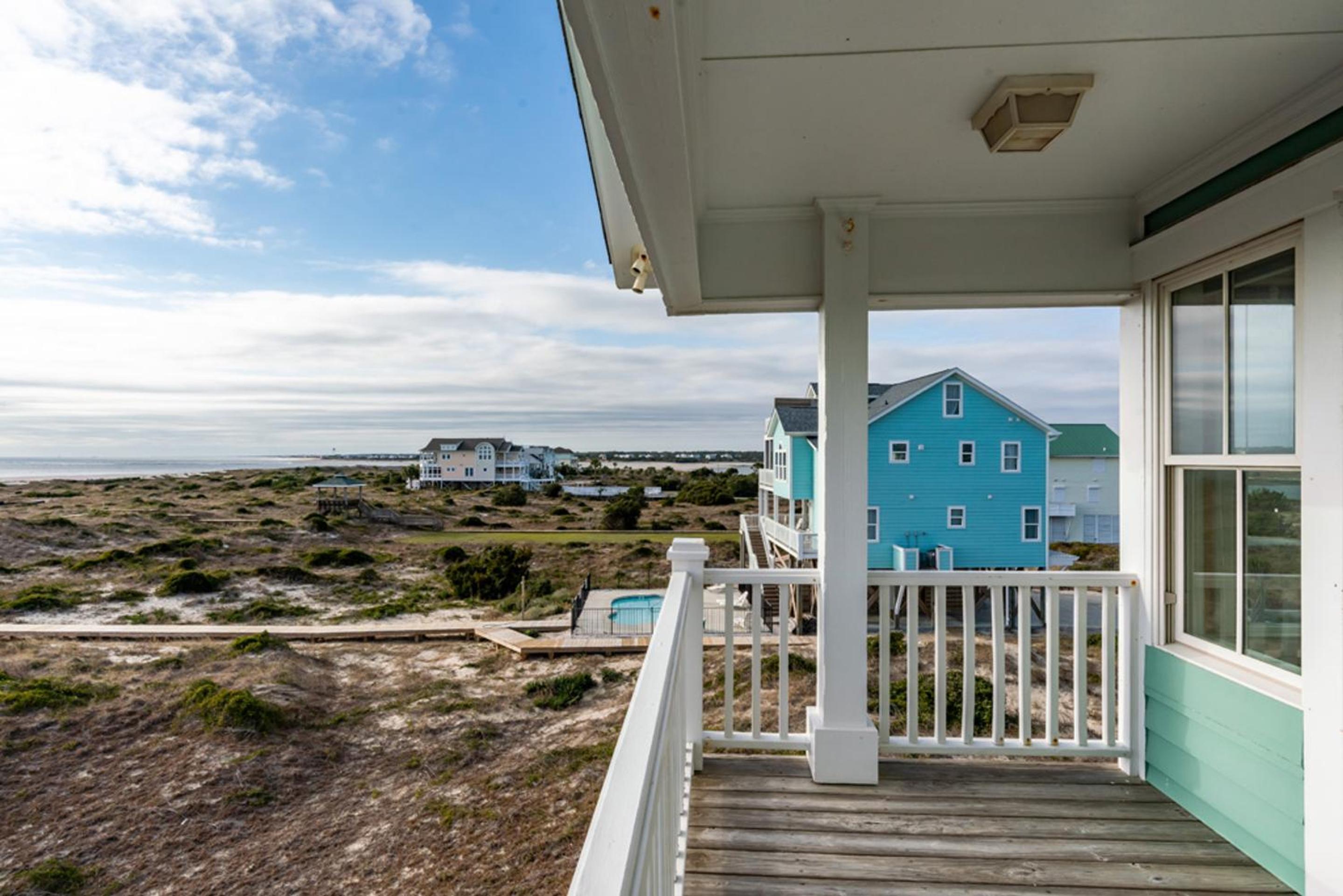 Emerald Breeze by Oak Island Accommodations view 5