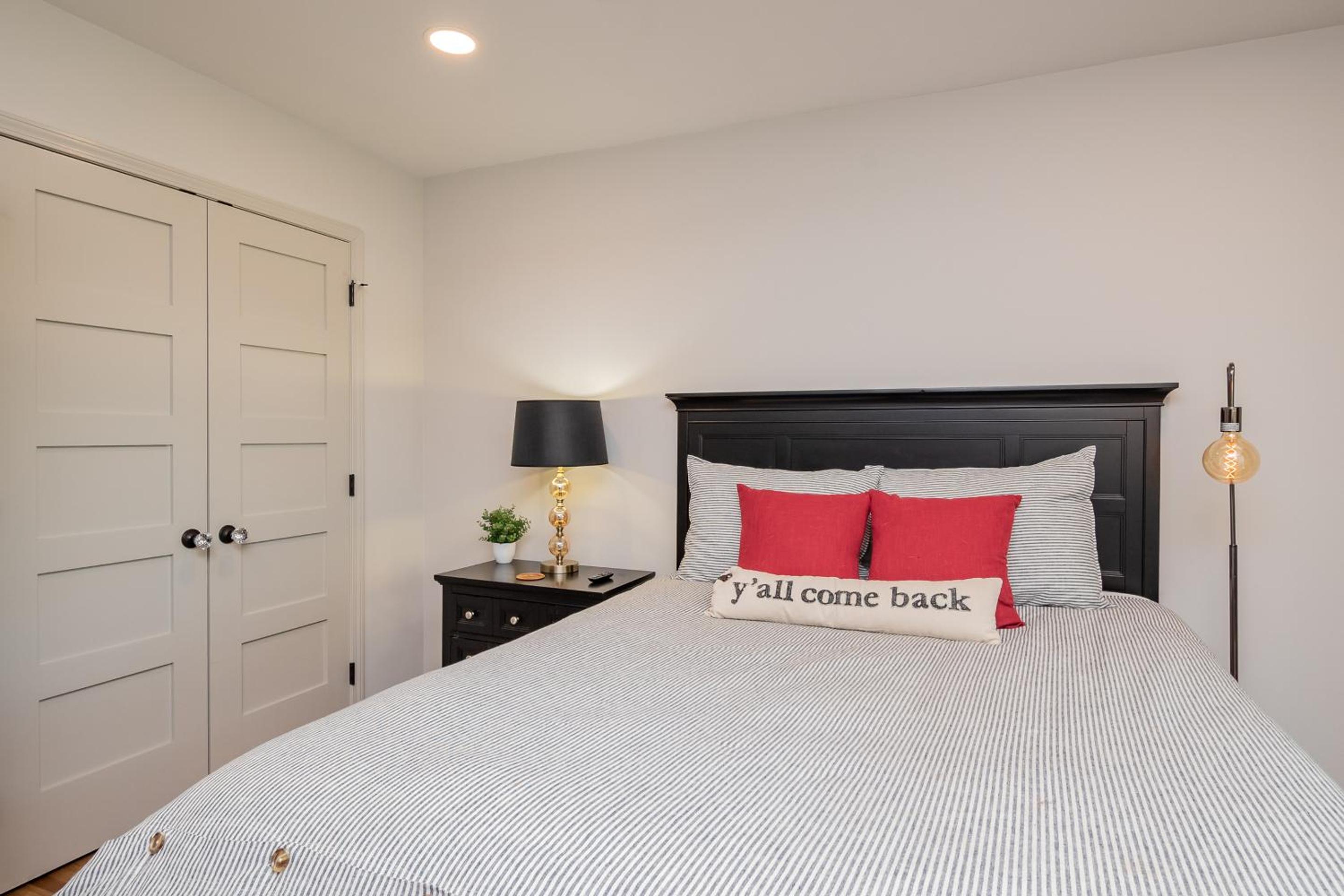Farmhouse at Turtle Creek by Oak Island Accommodations view 3