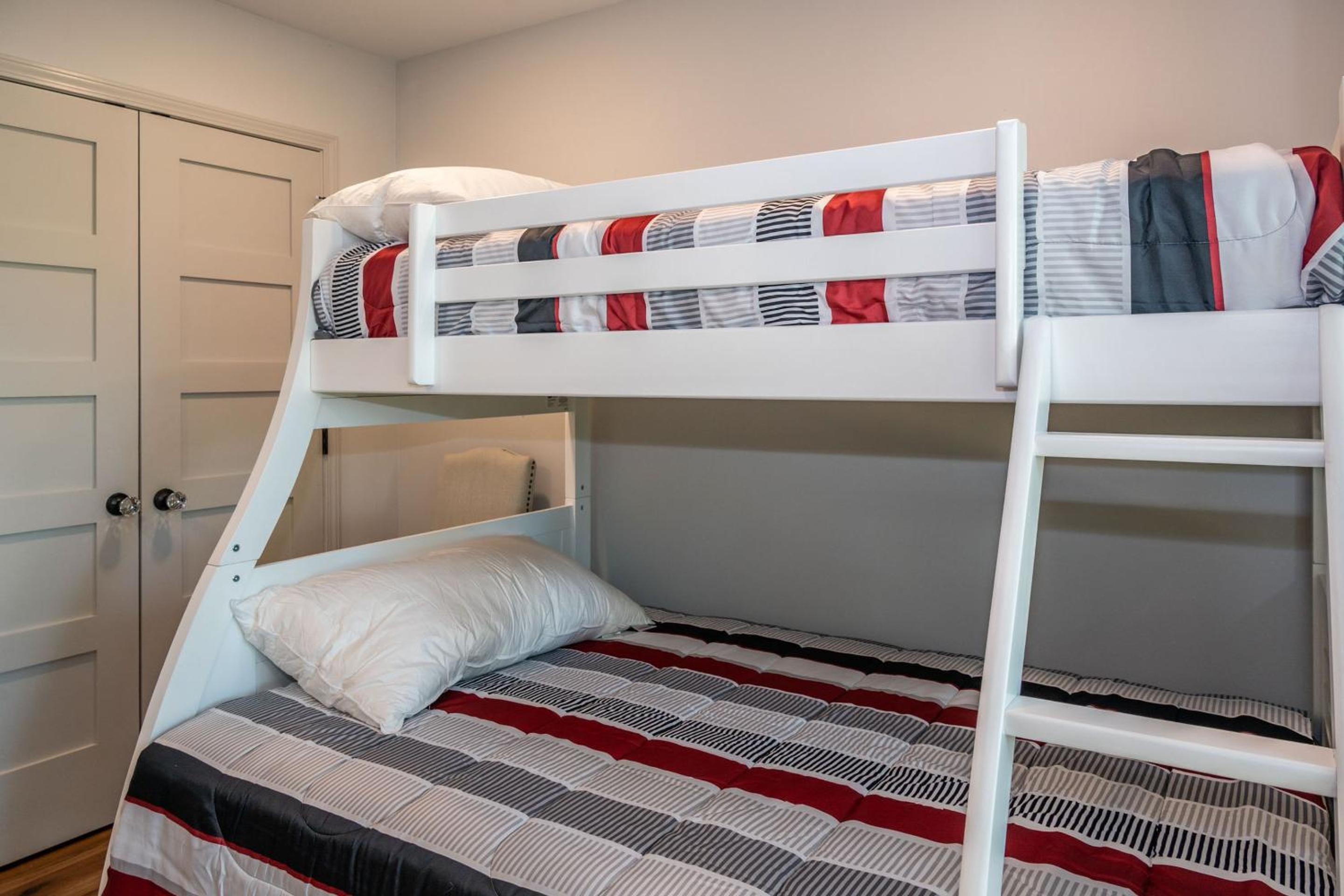 Farmhouse at Turtle Creek by Oak Island Accommodations view 4
