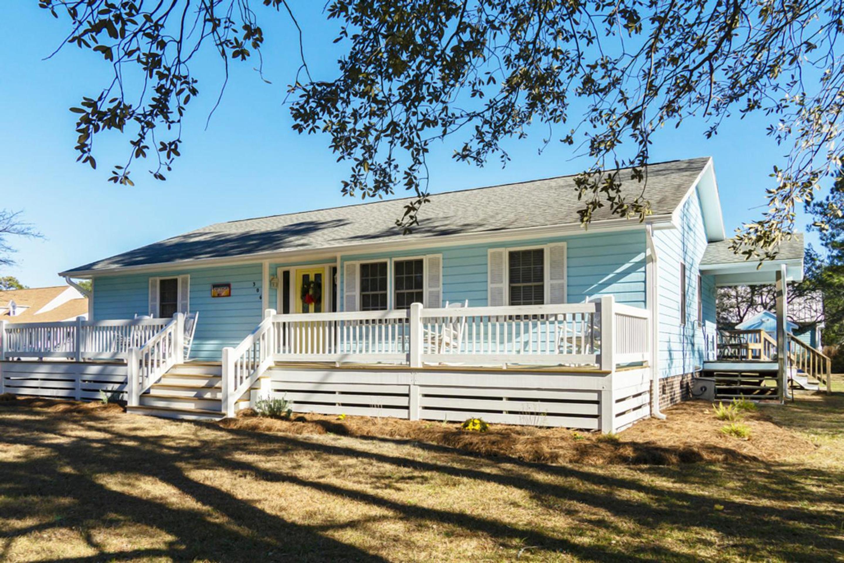 Cottage Breeze by Oak Island Accommodations view 2