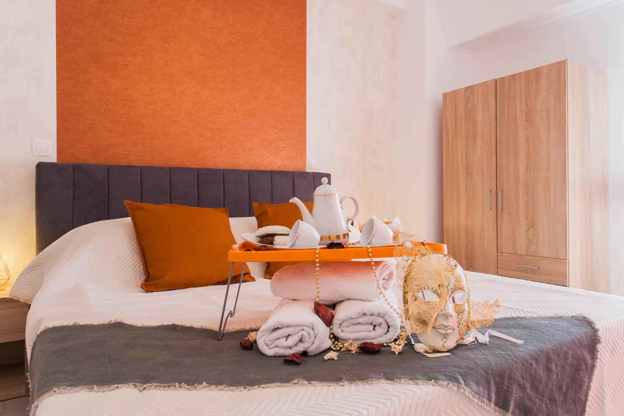 Museum of Modern Art Rooms in apartment, next to metro Suggrou Fix, walk to Acropolis