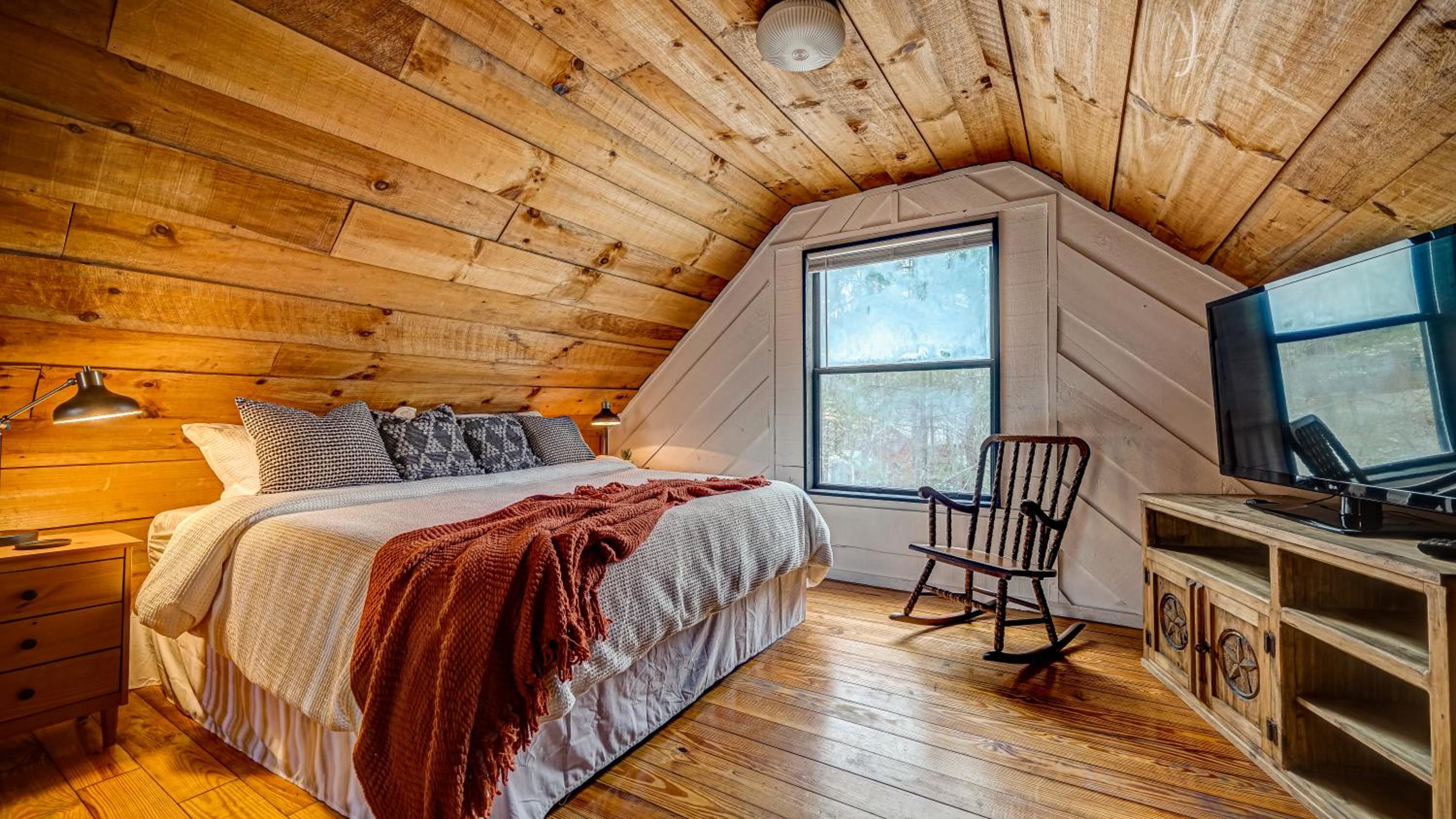 Pioneer Lodge - Cozy Cabin in Blue Ridge