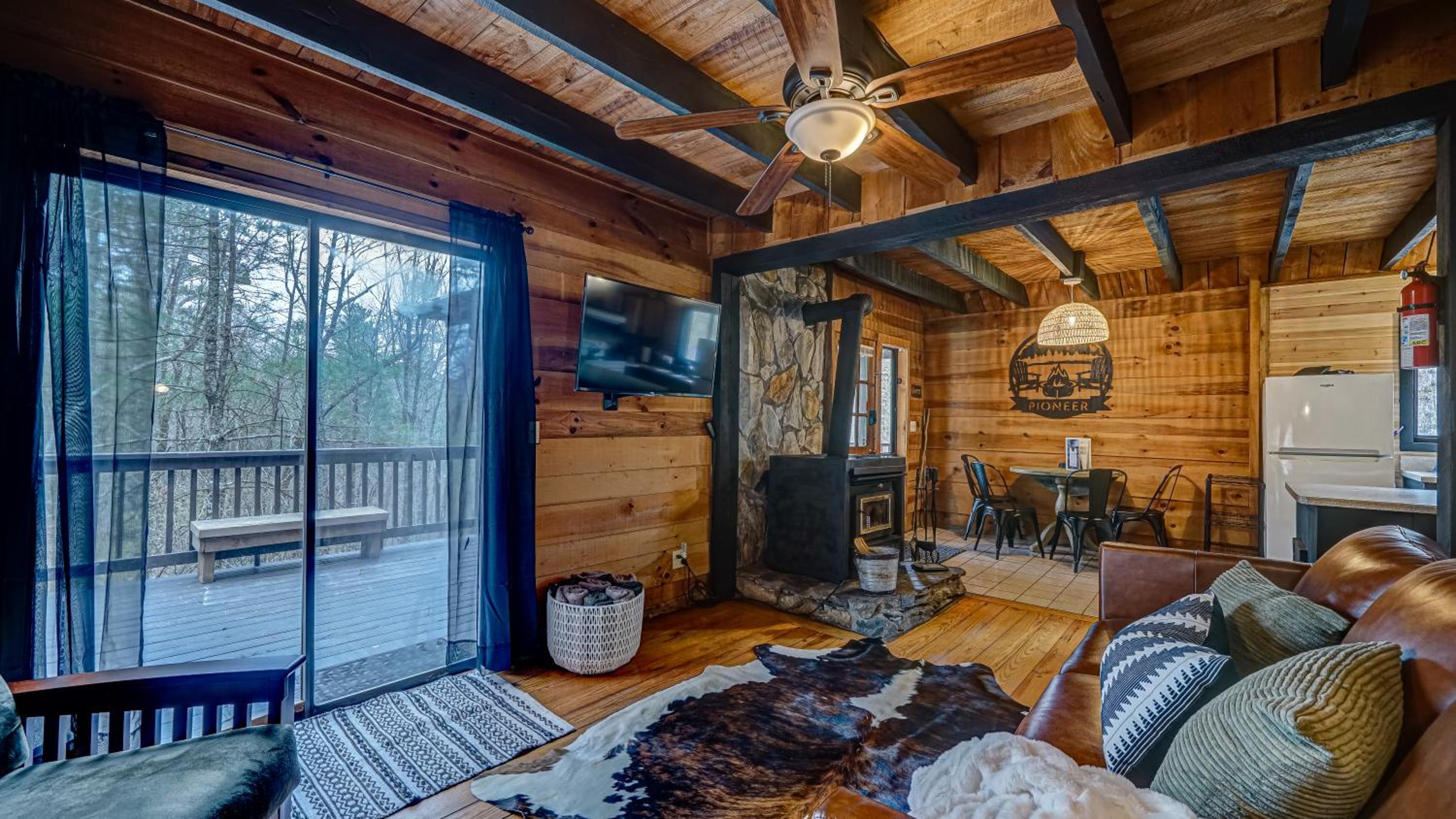 Pioneer Lodge - Cozy Cabin in Blue Ridge