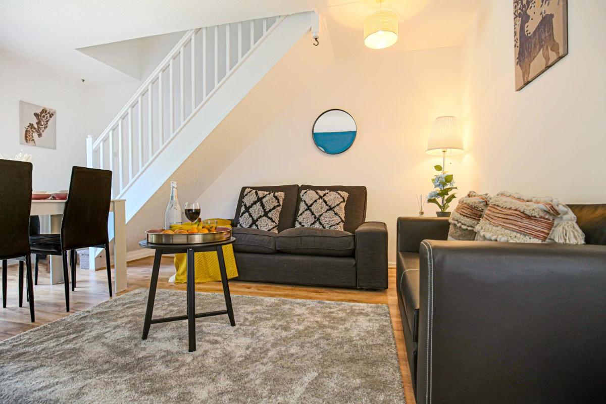 Valens House - 7 minutes drive to City Centre - Free Parking, Fast Wifi, Smart TV with SkyTV and Netflix by Yoko Property view 2