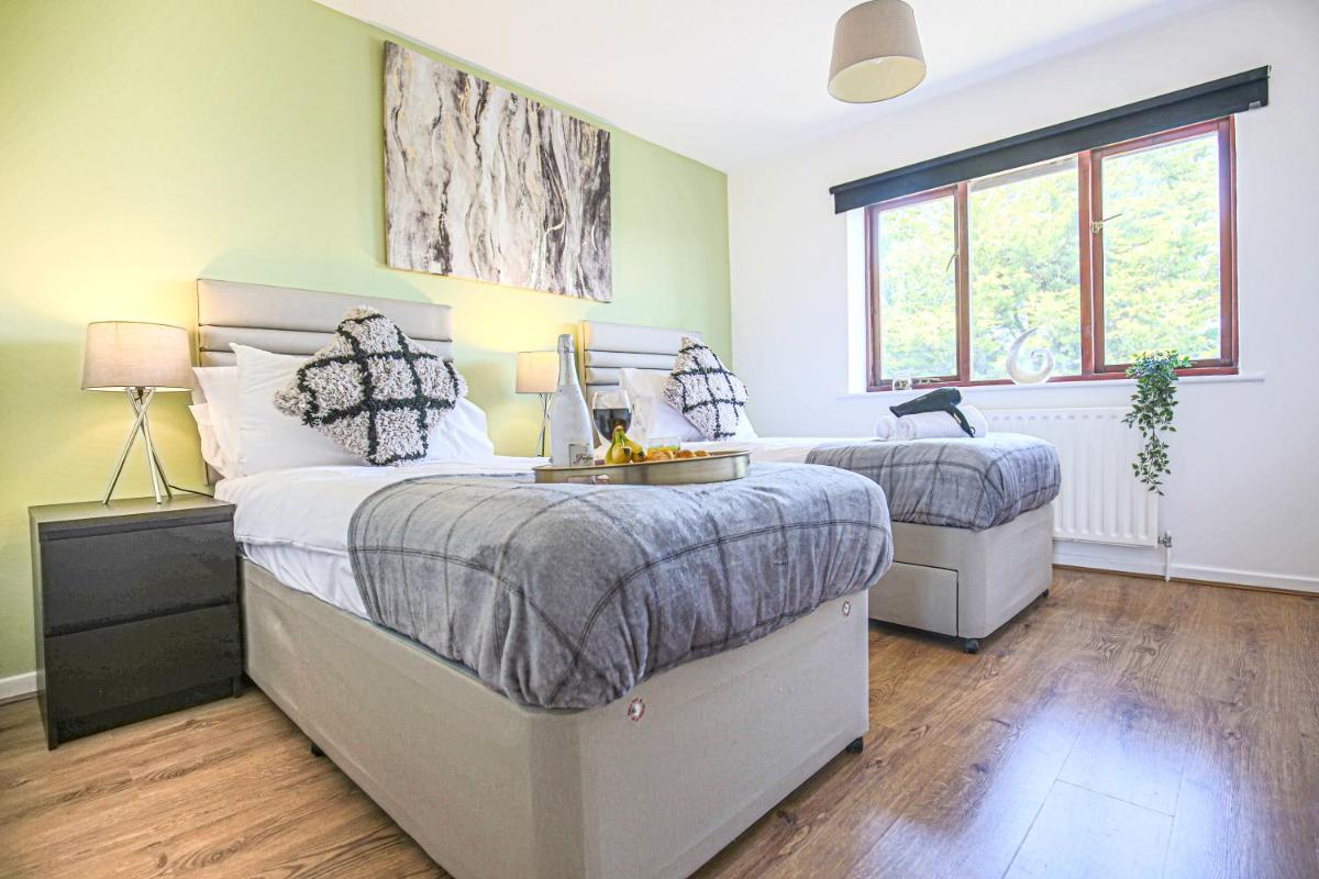 Valens House - 7 minutes drive to City Centre - Free Parking, Fast Wifi, Smart TV with SkyTV and Netflix by Yoko Property view 4