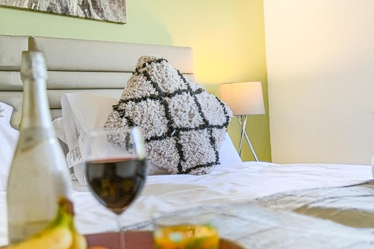 Valens House - 7 minutes drive to City Centre - Free Parking, Fast Wifi, Smart TV with SkyTV and Netflix by Yoko Property view 5