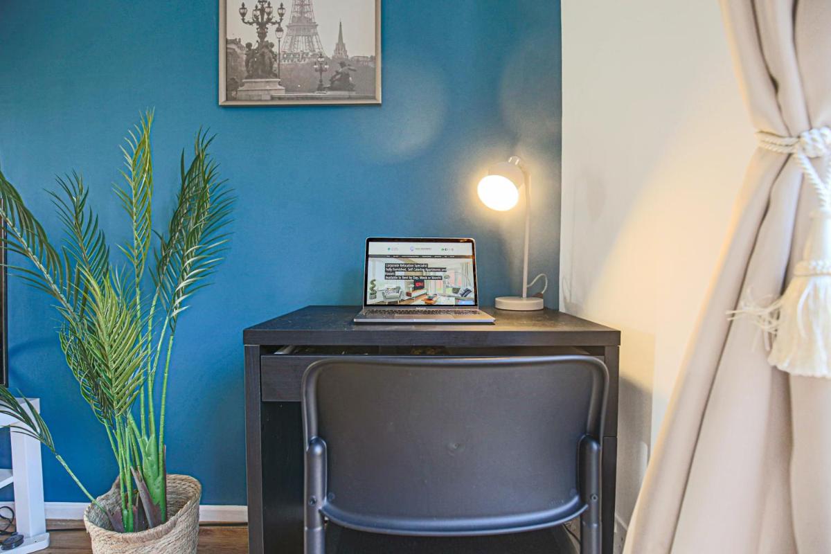 Valens House - 7 minutes drive to City Centre - Free Parking, Fast Wifi, Smart TV with SkyTV and Netflix by Yoko Property view 3