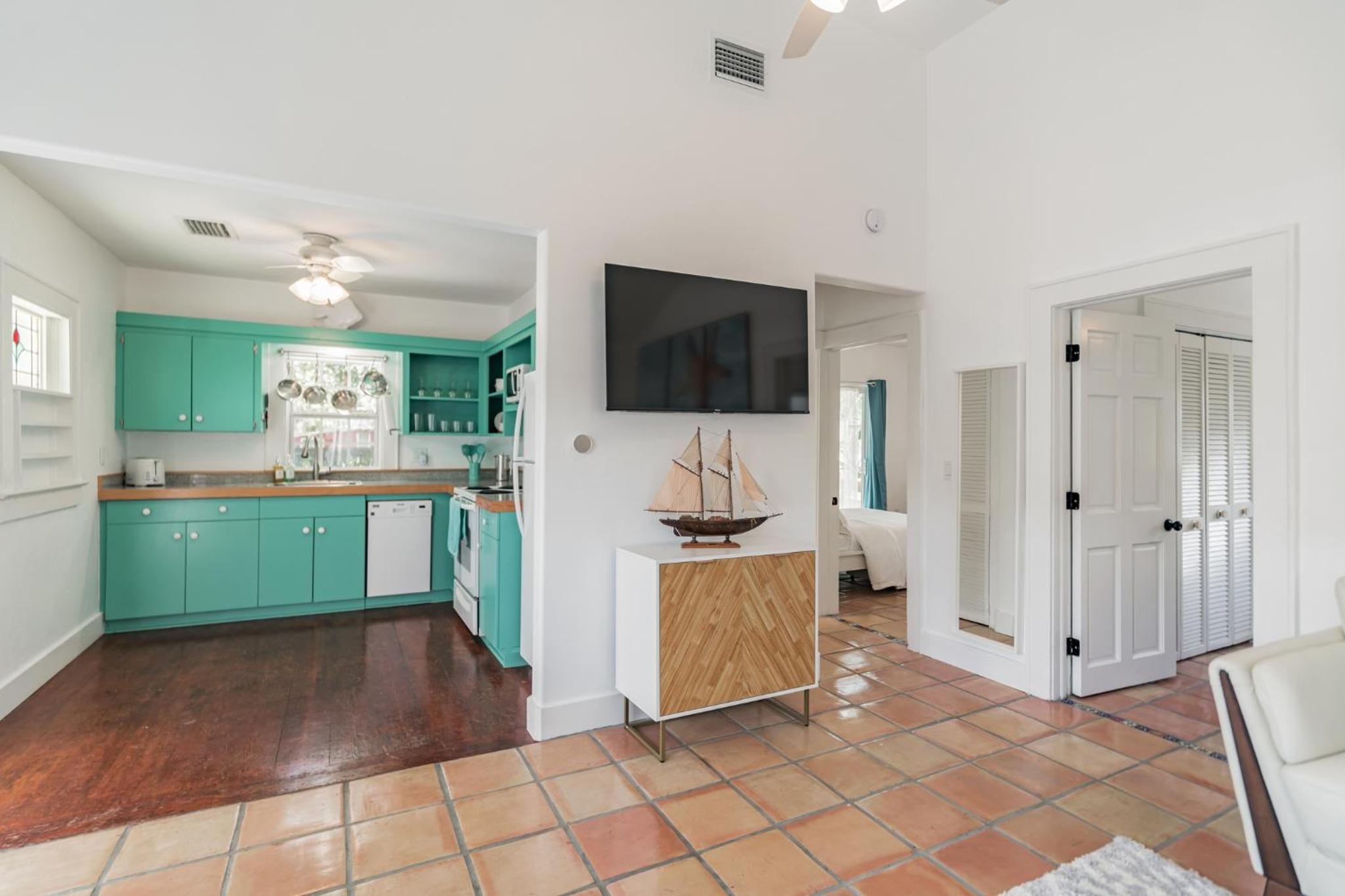 Sarasota, FL Bungalow - Bright & Breezy Coastal Vibes - 10 mins to White Sand Beaches home view 2