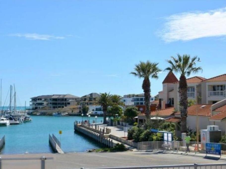 Modern Luxury 1 Bedroom Apartment - Walk to the shops! Free Wifi view 2