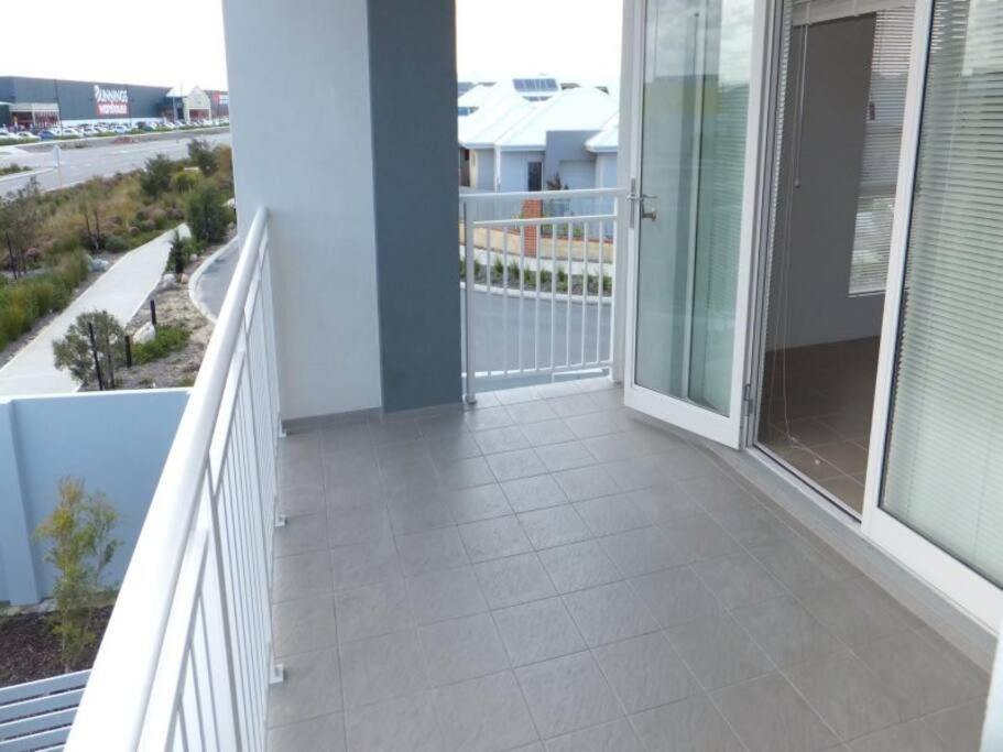 Modern Luxury 1 Bedroom Apartment - Walk to the shops! Free Wifi view 3