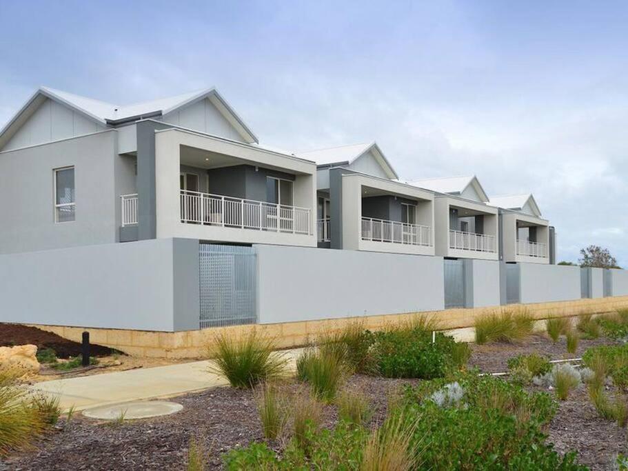 Modern Luxury 1 Bedroom Apartment - Walk to the shops! Free Wifi view 4