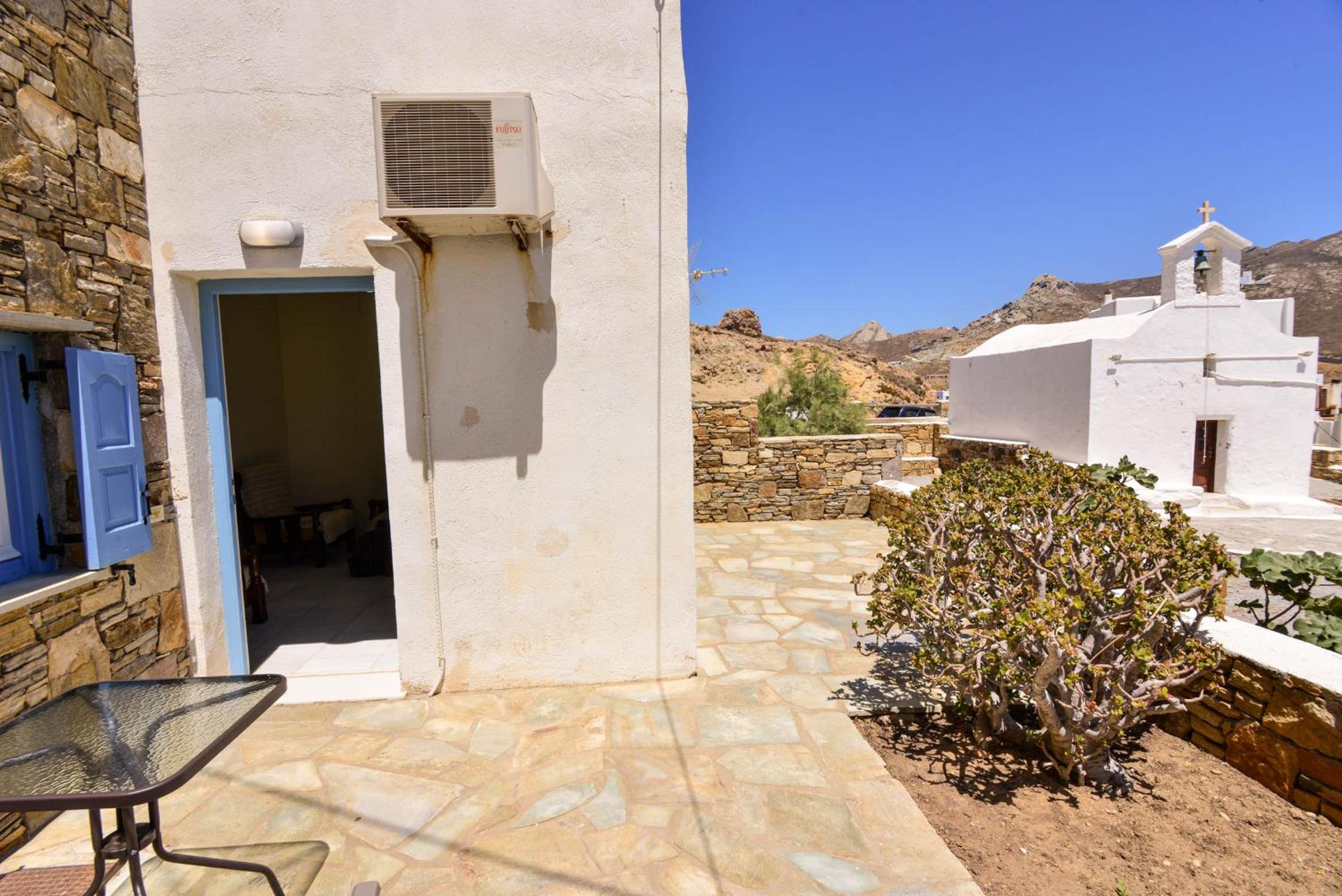 Naxos town ground floor apartment free parking view 4