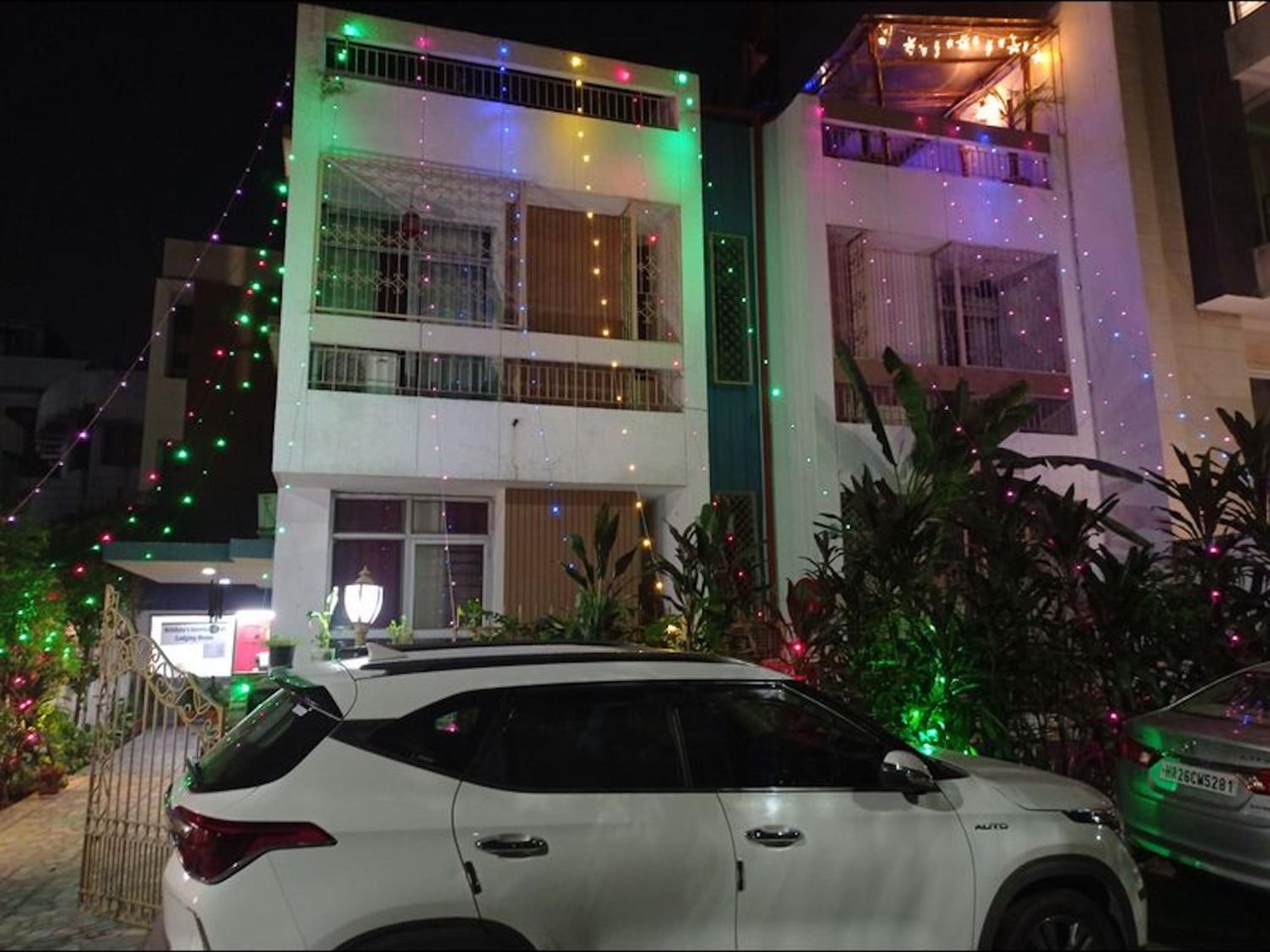 Nice Boutique Guest House In South Delhi Near Aiims,nift,srifort view 4