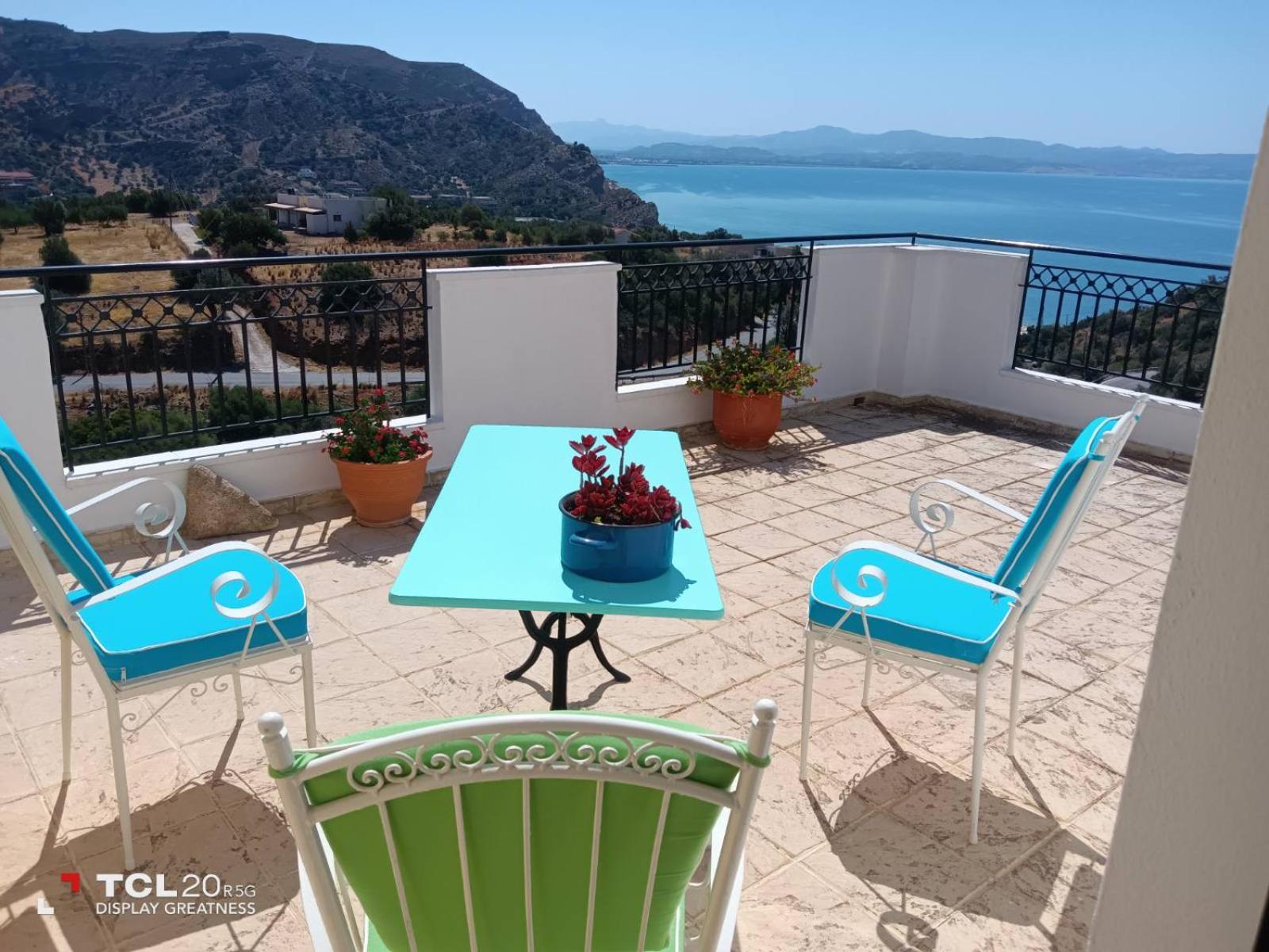 Το σπίτι που σε ταξιδεύει (The dream boat house). view 2