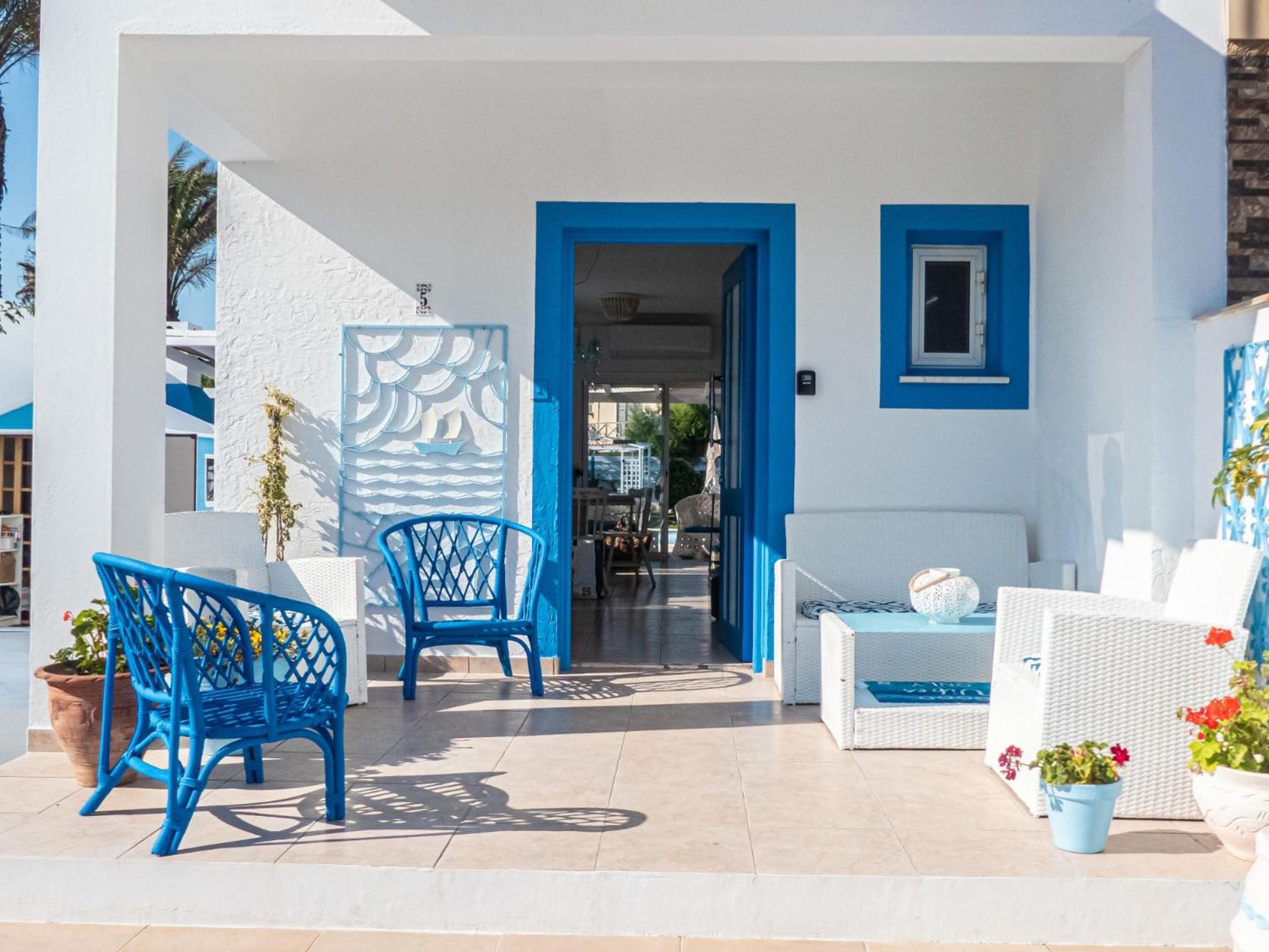 Greek Island Style 2 bedroom Villa with Pool next to the Sea
