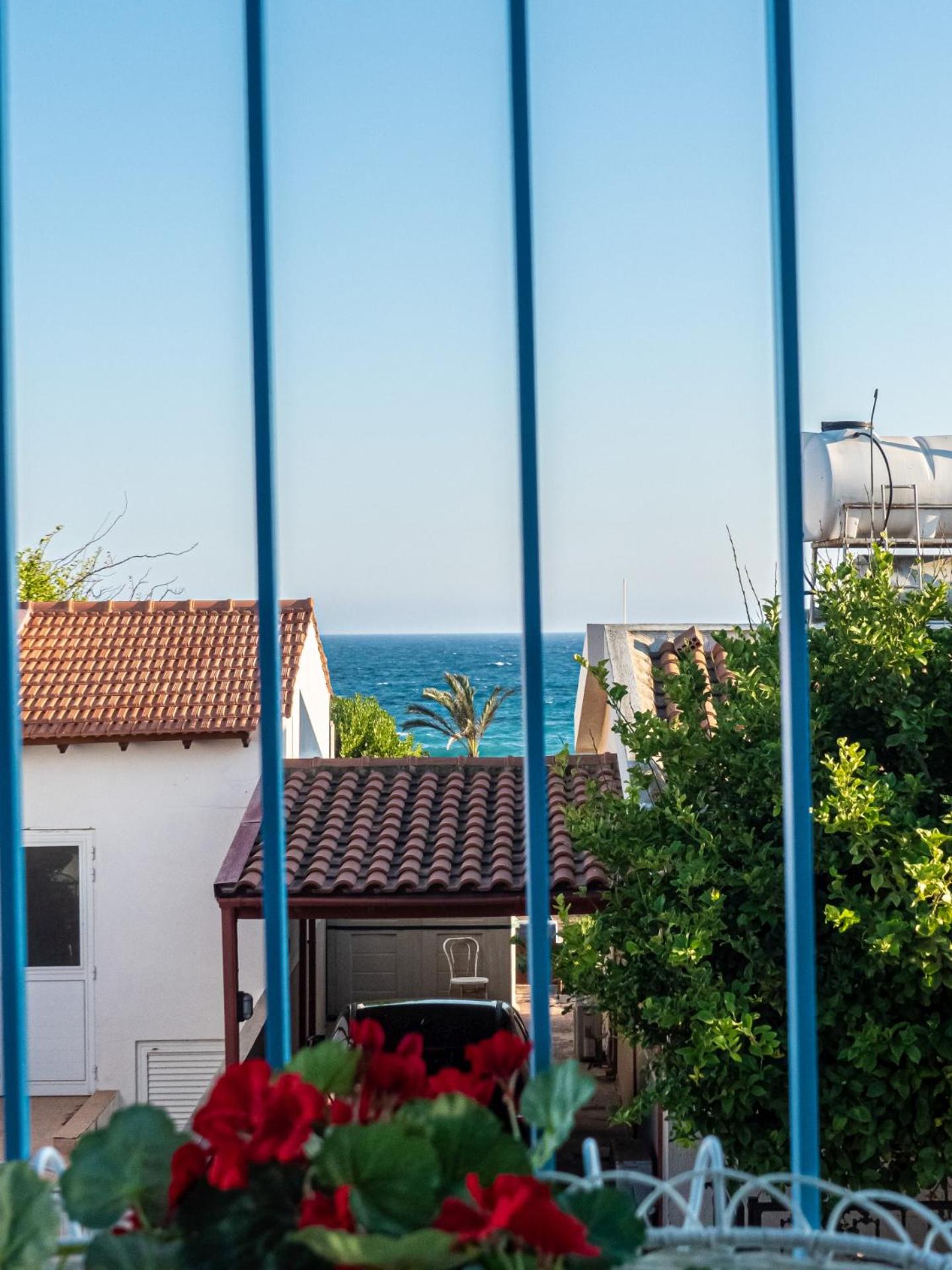 Greek Island Style 2 bedroom Villa with Pool next to the Sea