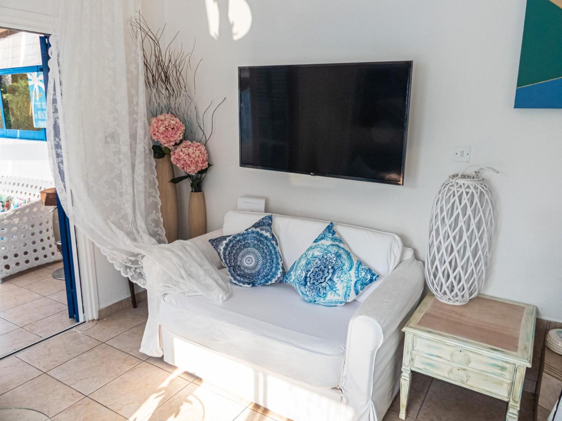 Greek Island Style 2 bedroom Villa with Pool next to the Sea