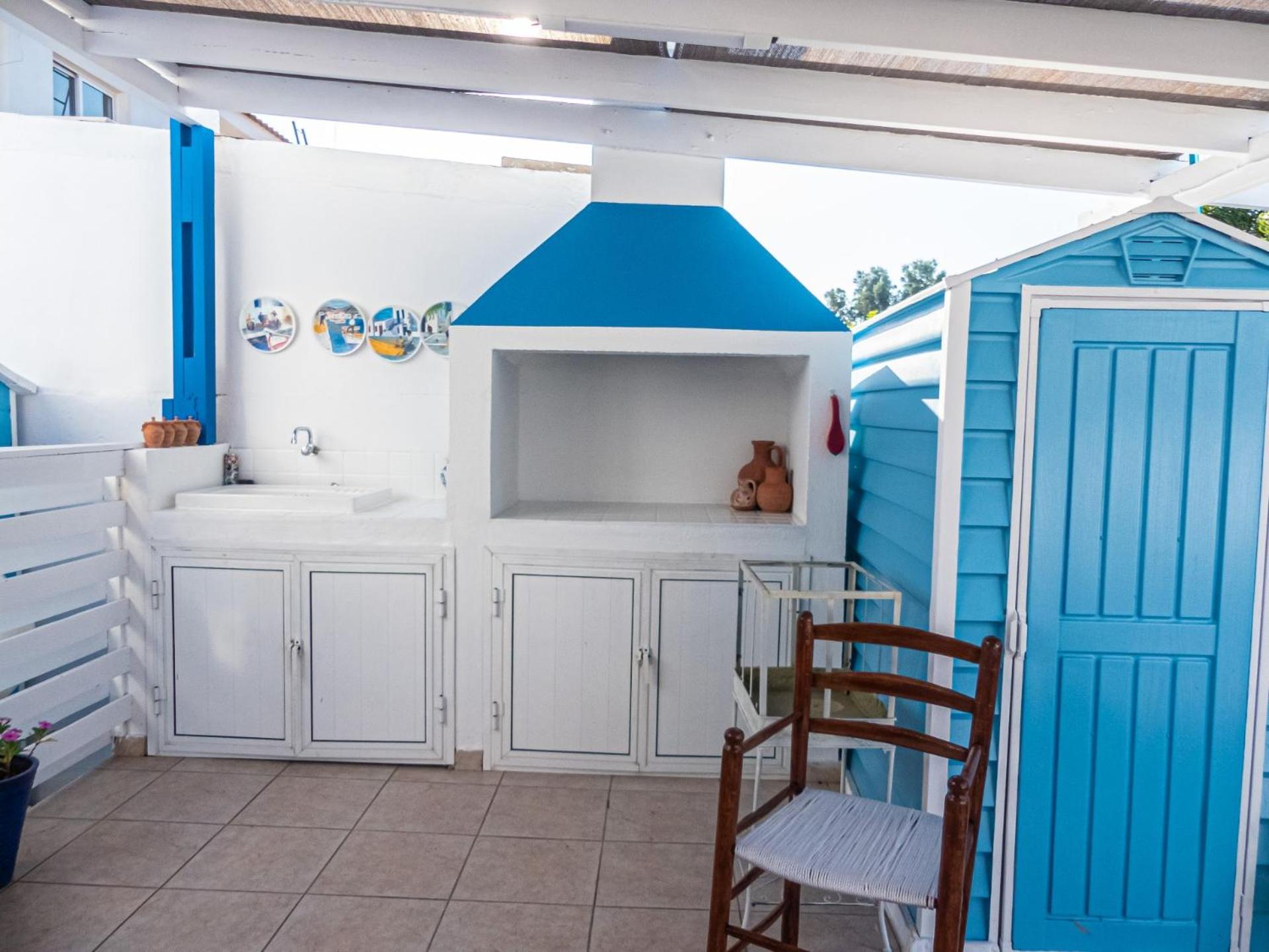 Greek Island Style 2 bedroom Villa with Pool next to the Sea