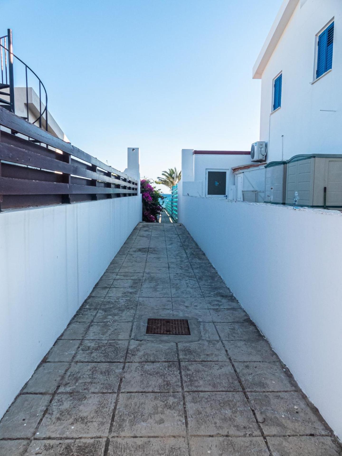 Greek Island Style 2 bedroom Villa with Pool next to the Sea