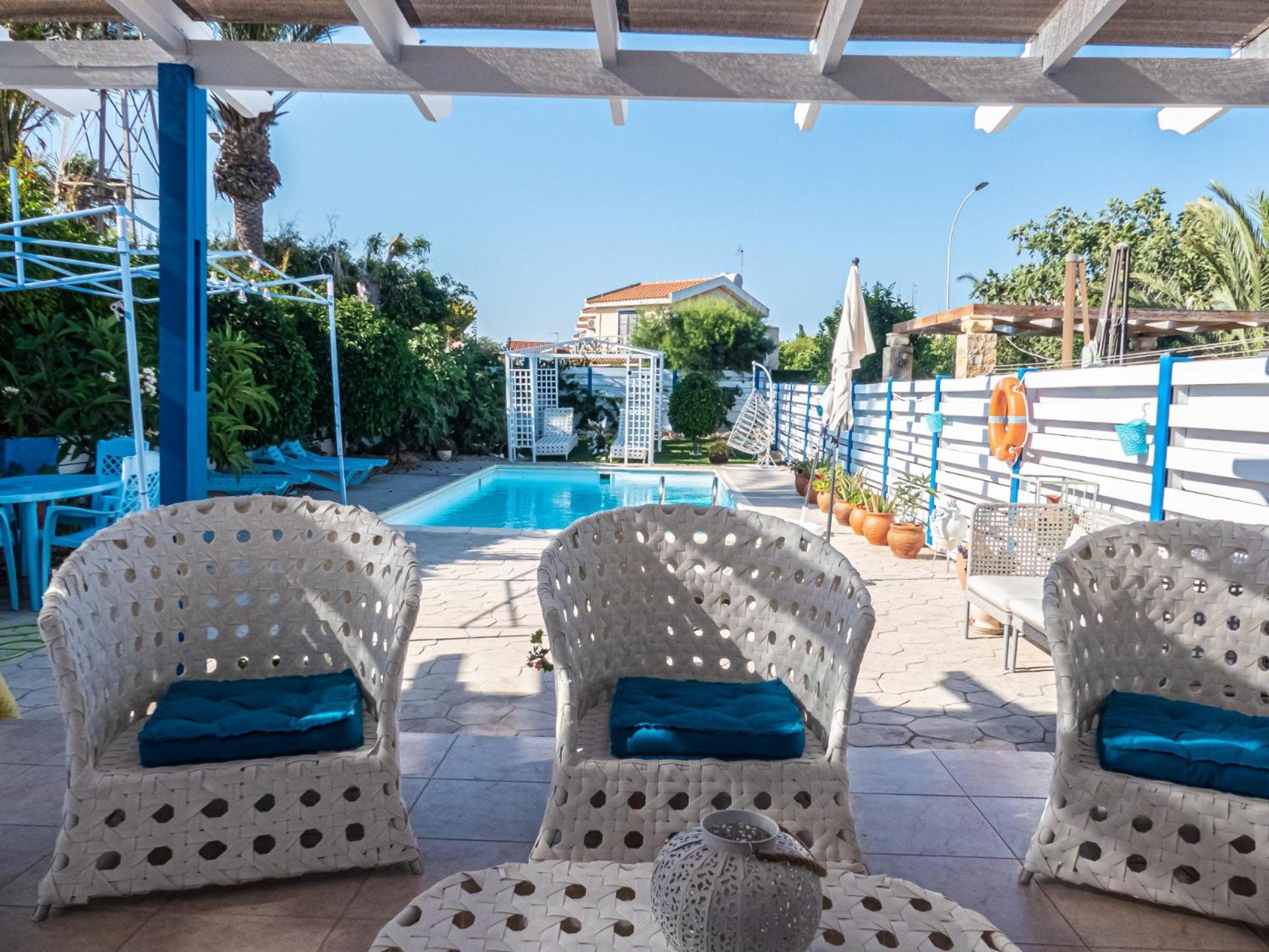 Greek Island Style 2 bedroom Villa with Pool next to the Sea