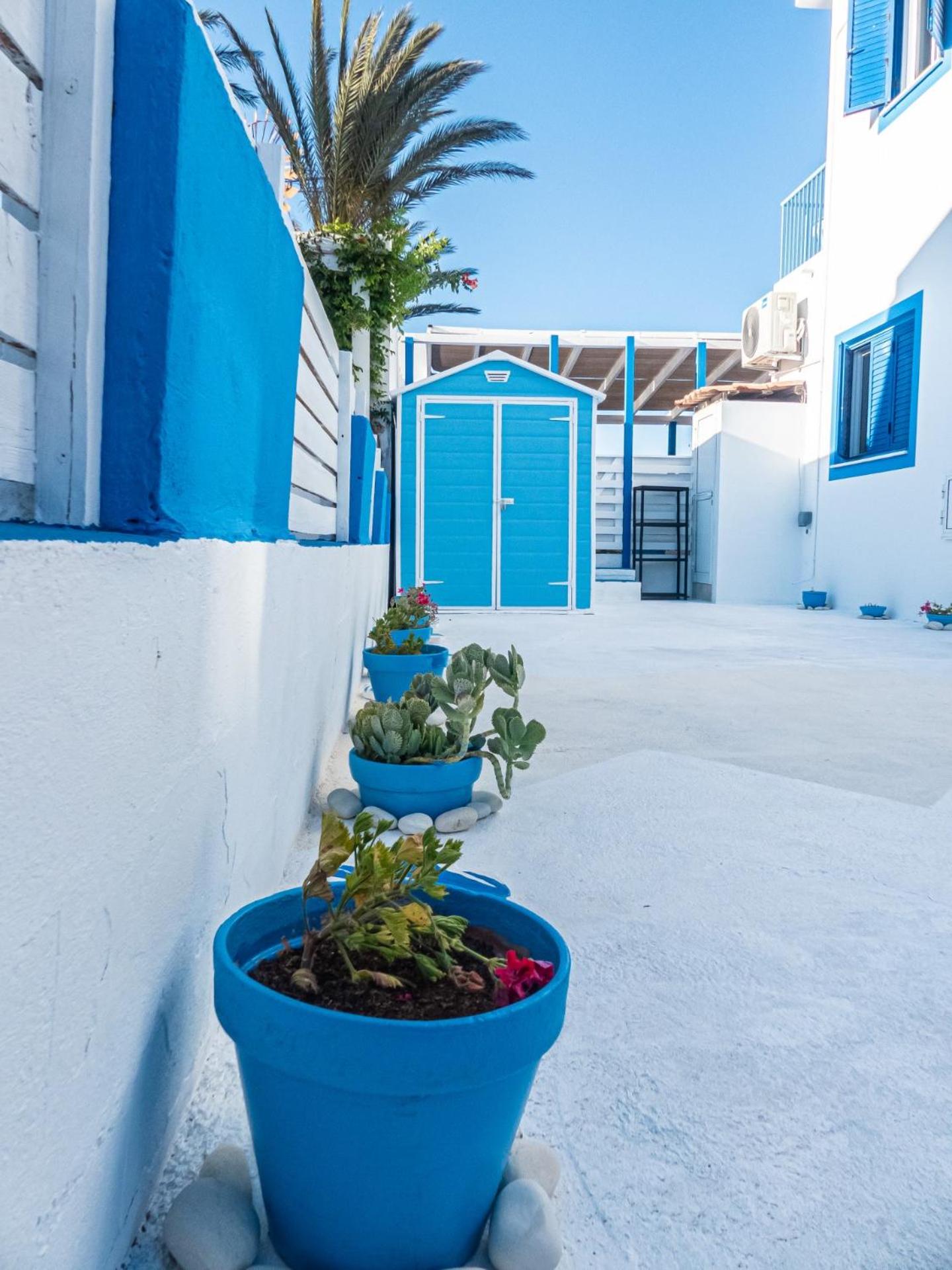 Greek Island Style 2 bedroom Villa with Pool next to the Sea