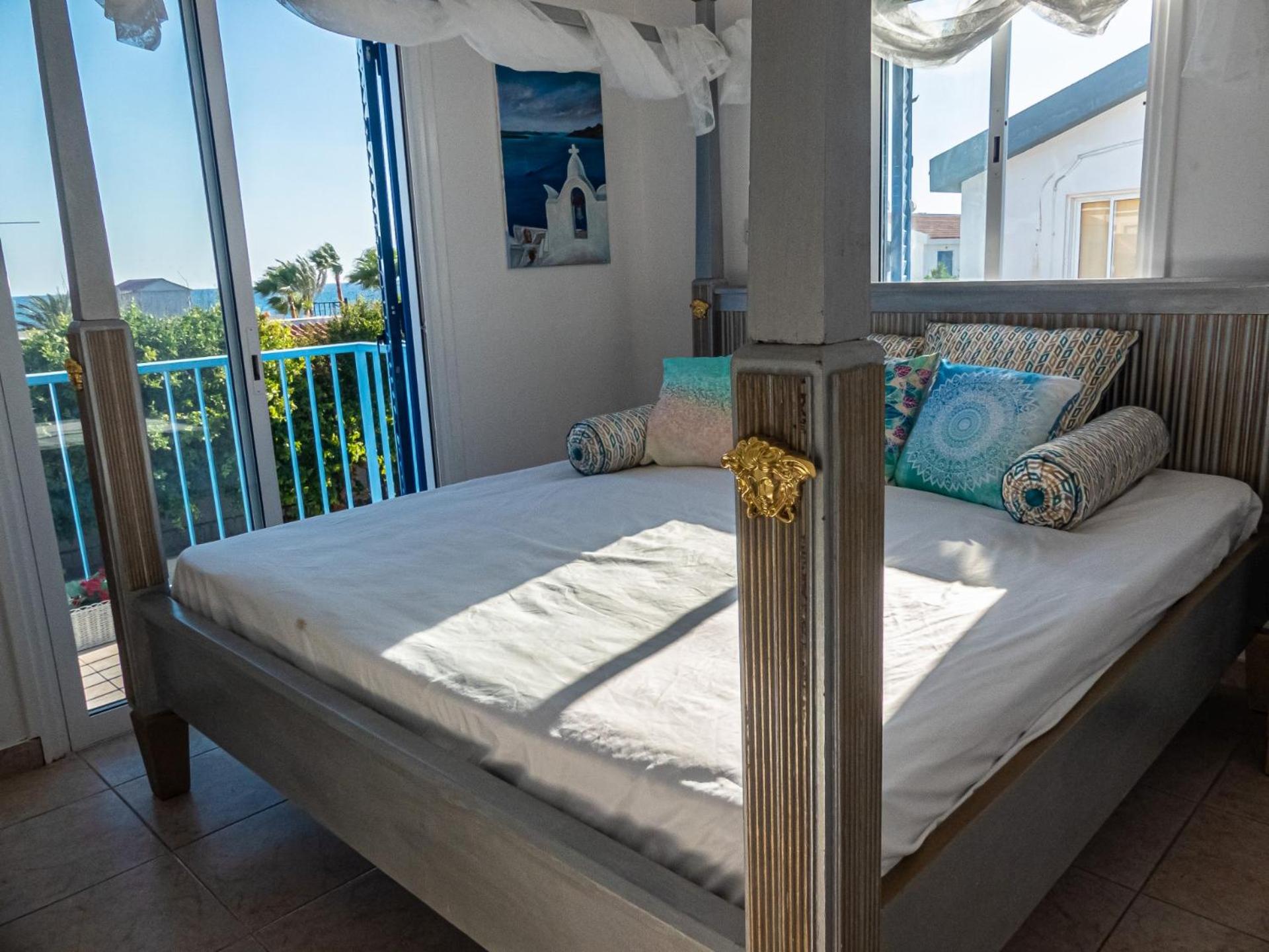 Greek Island Style 2 bedroom Villa with Pool next to the Sea