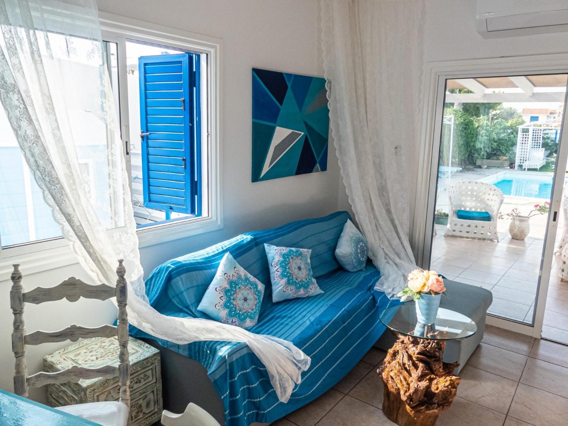 Greek Island Style 2 bedroom Villa with Pool next to the Sea