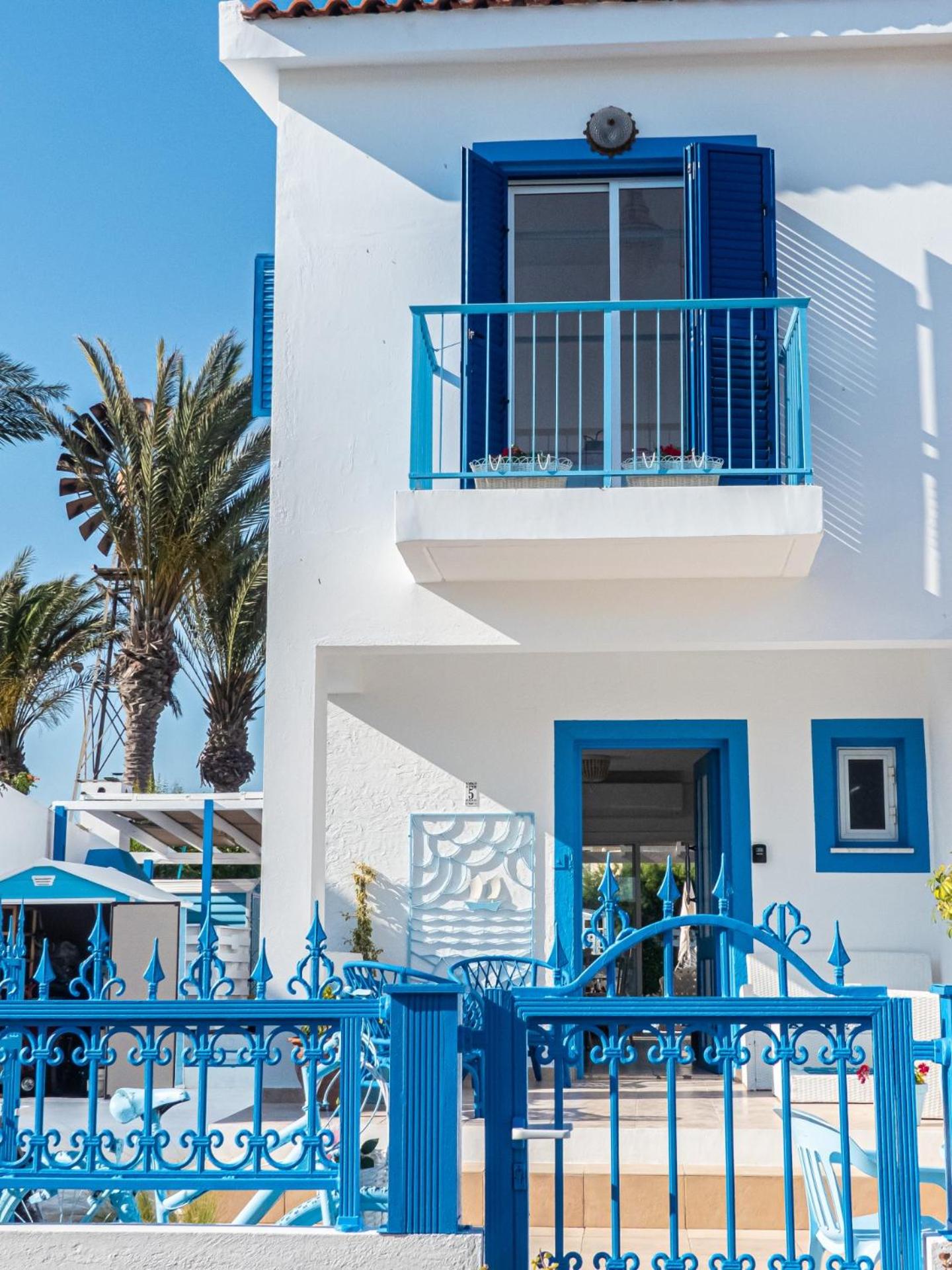 Greek Island Style 2 bedroom Villa with Pool next to the Sea