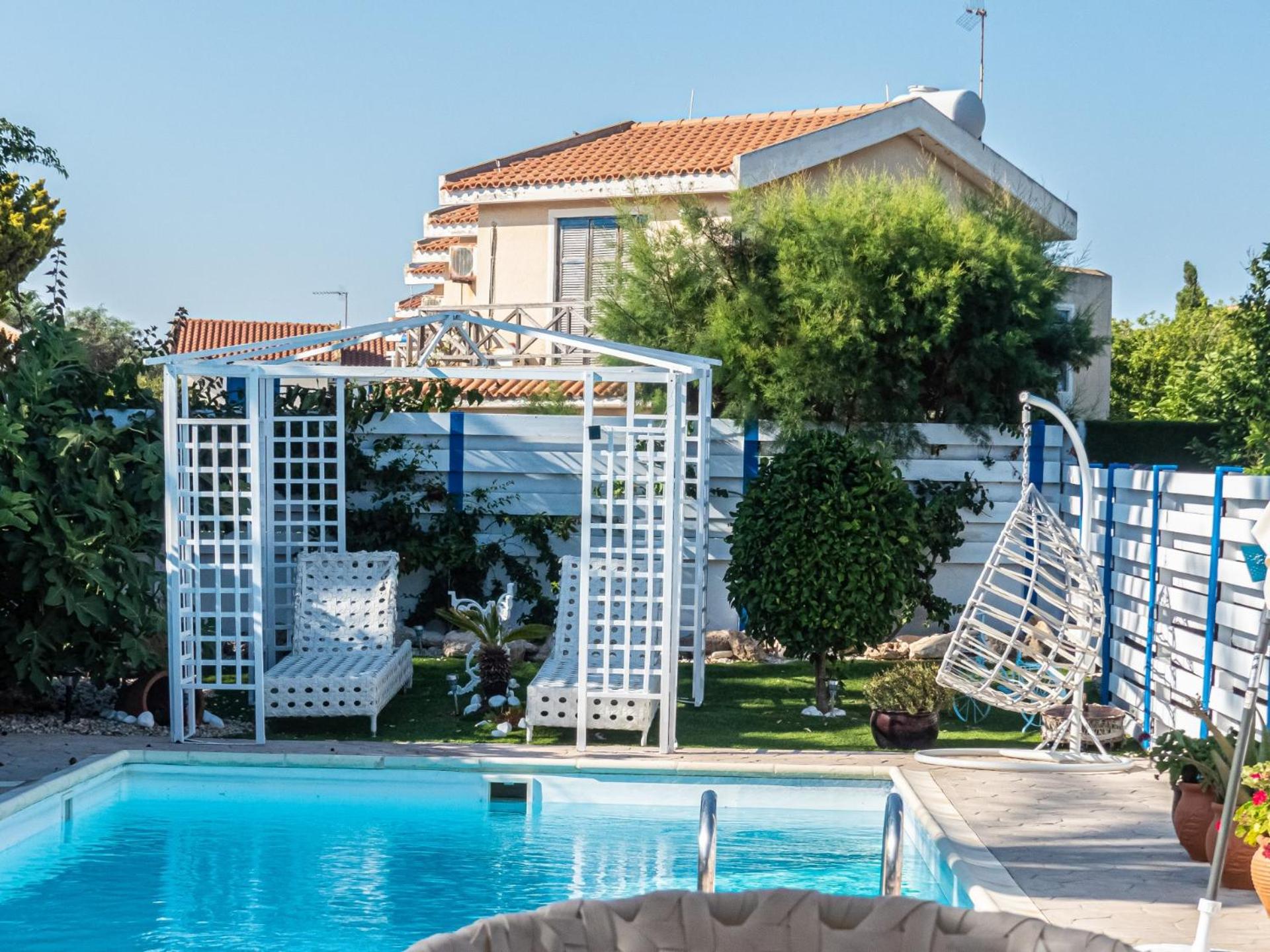 Greek Island Style 2 bedroom Villa with Pool next to the Sea