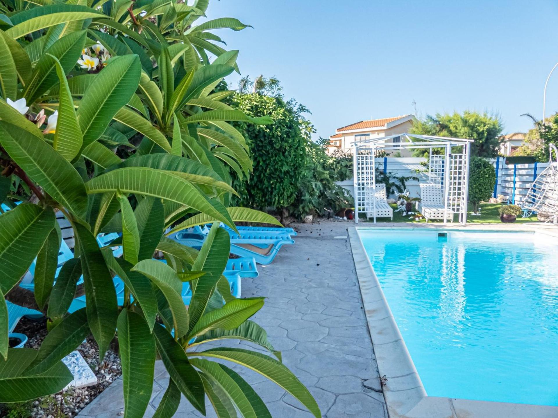 Greek Island Style 2 bedroom Villa with Pool next to the Sea