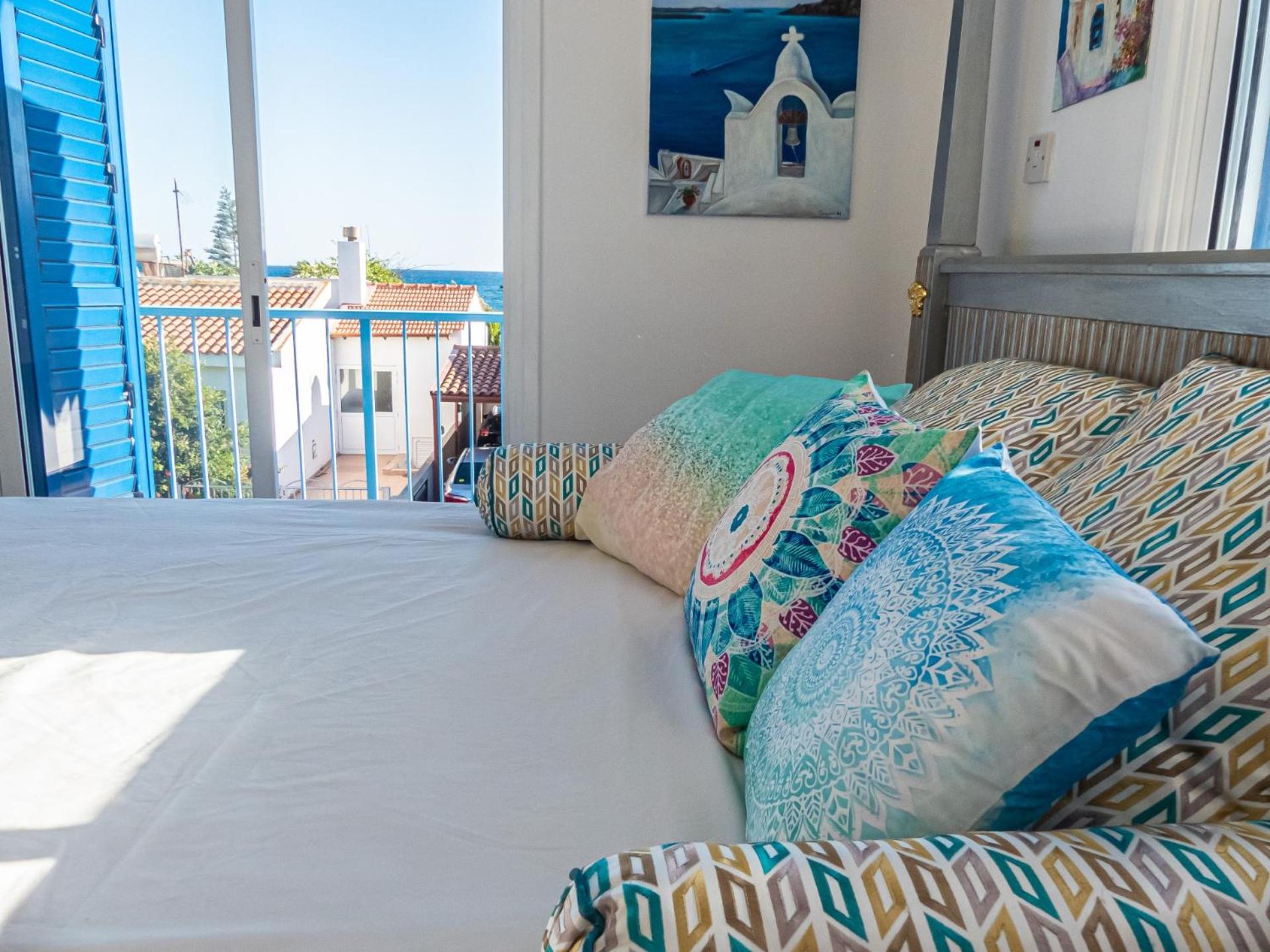 Greek Island Style 2 bedroom Villa with Pool next to the Sea