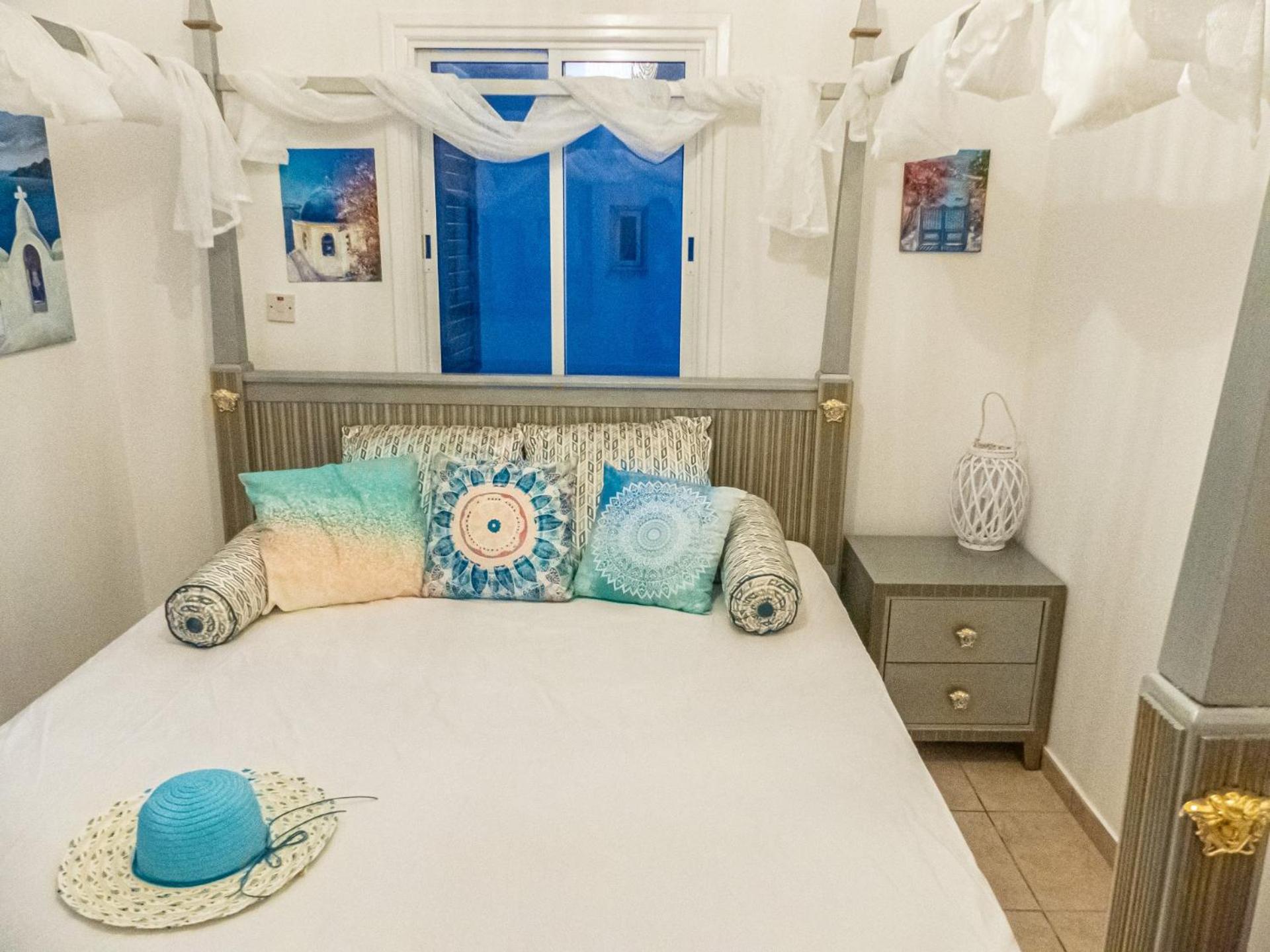 Greek Island Style 2 bedroom Villa with Pool next to the Sea