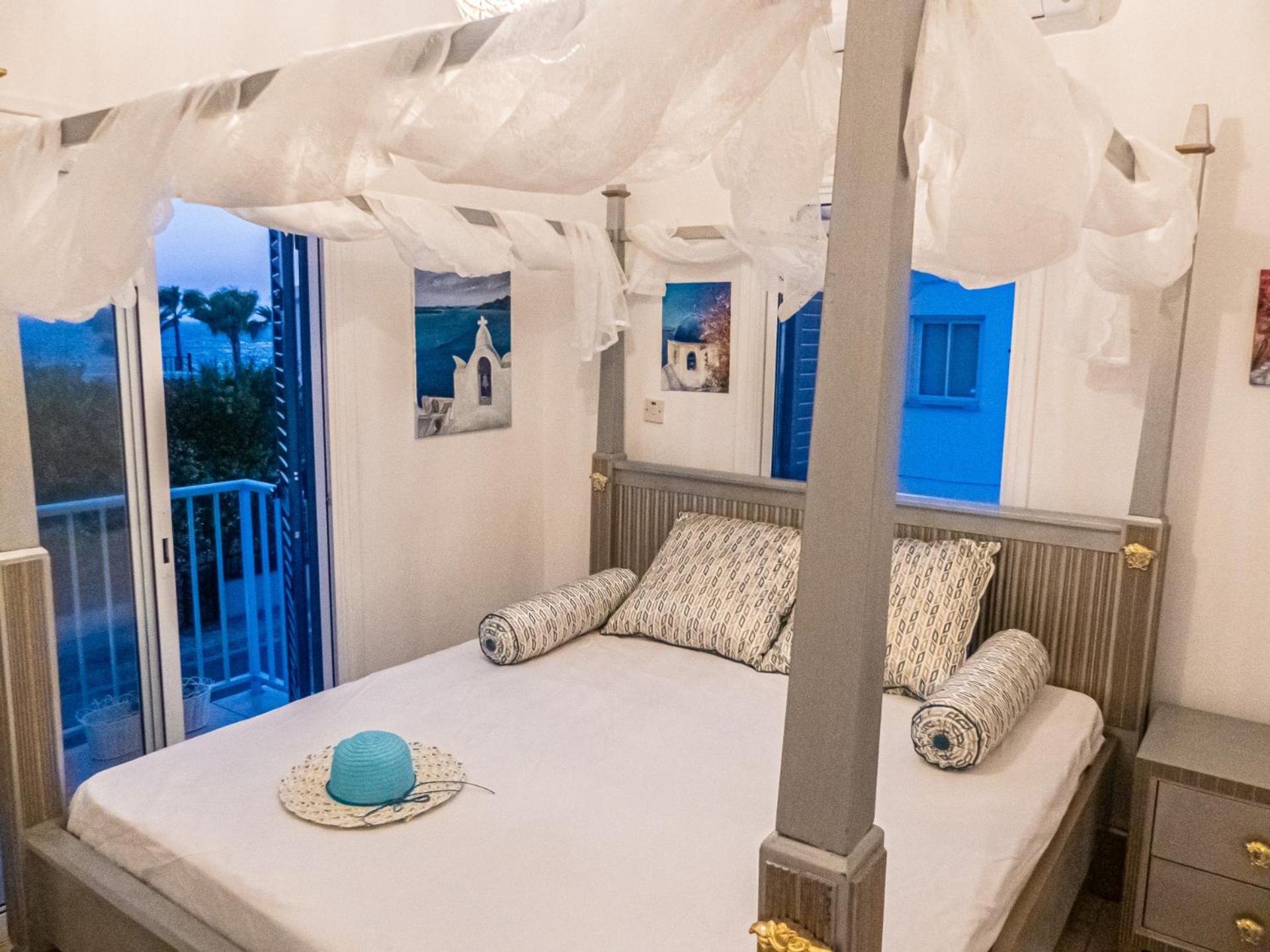 Greek Island Style 2 bedroom Villa with Pool next to the Sea