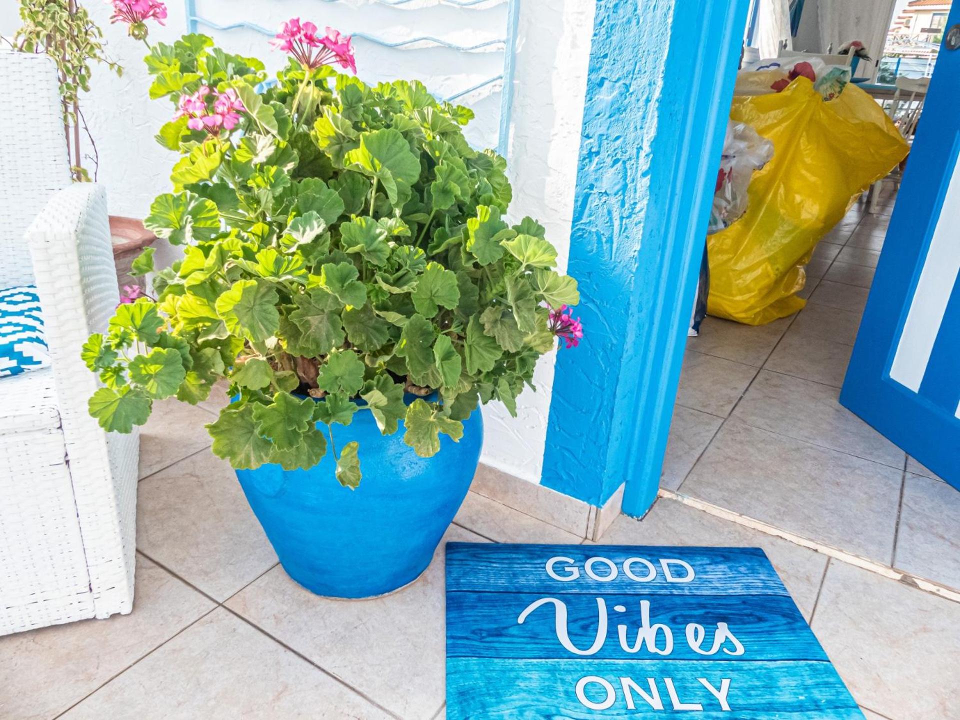 Greek Island Style 2 bedroom Villa with Pool next to the Sea