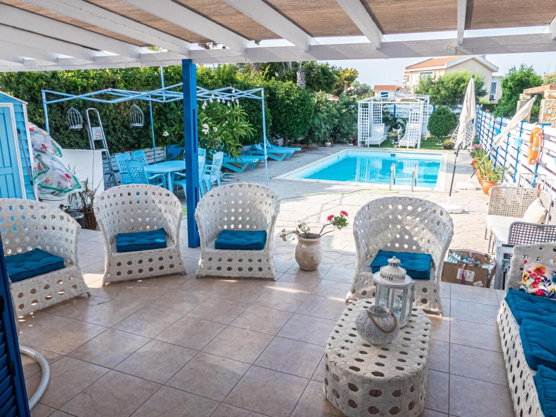Greek Island Style 2 bedroom Villa with Pool next to the Sea