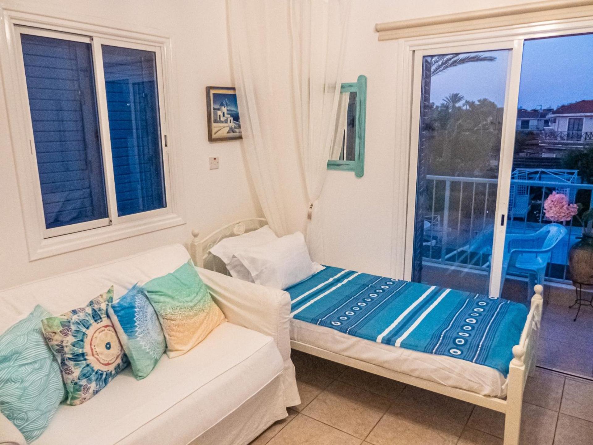 Greek Island Style 2 bedroom Villa with Pool next to the Sea