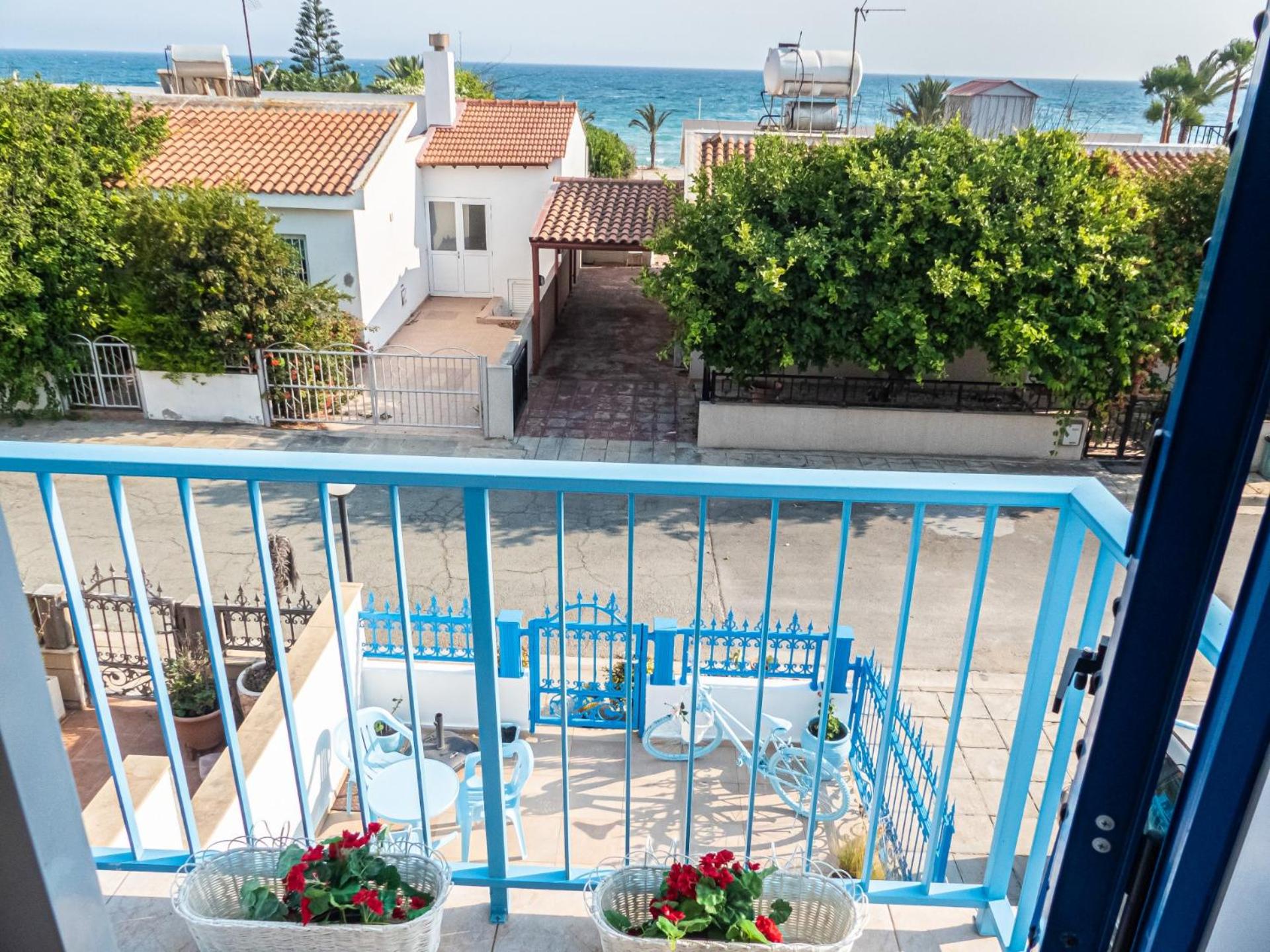 Greek Island Style 2 bedroom Villa with Pool next to the Sea