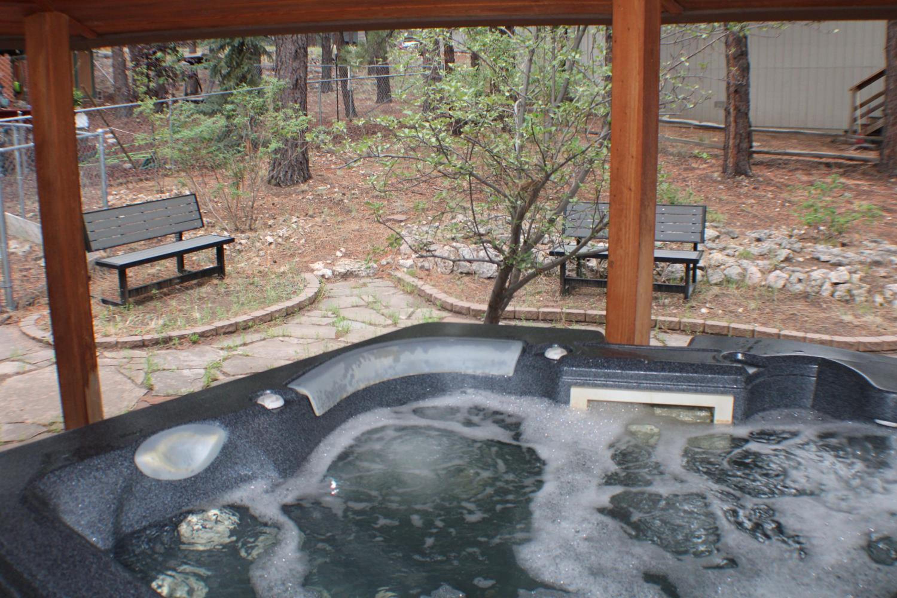 Kathys Cabin, King Bed, Hot Tub, Near-NAU & Downtown attractions, Perfect Year-Round Mountain Getaway view 5