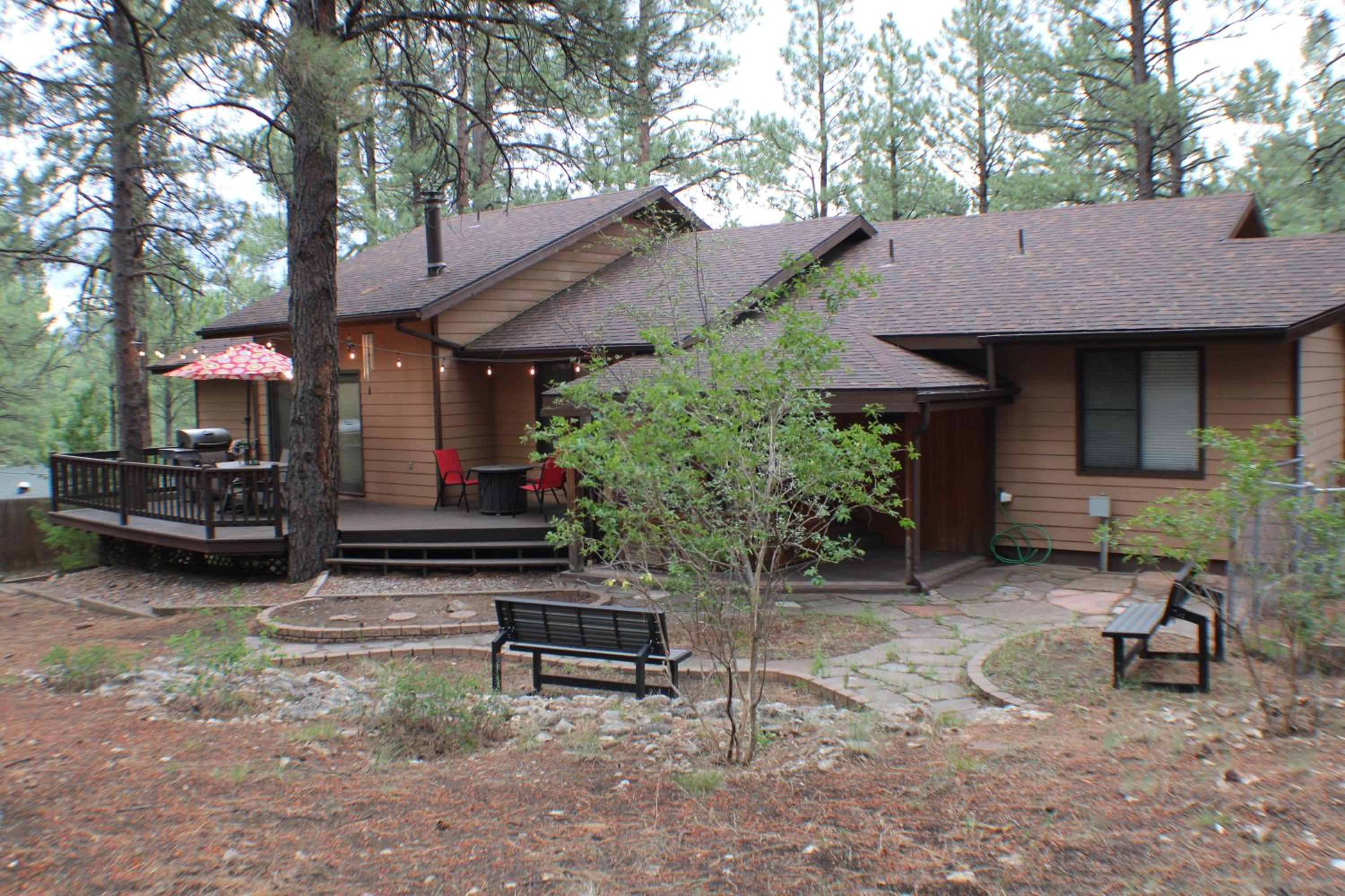 Kathys Cabin, King Bed, Hot Tub, Near-NAU & Downtown attractions, Perfect Year-Round Mountain Getaway view 3