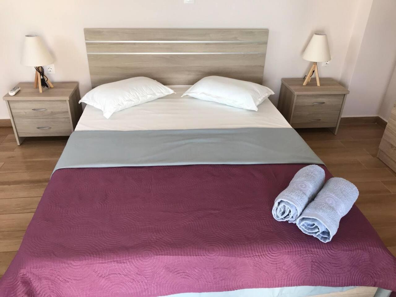 2 Bed - Sleeps 4 - Free Parking - Sea & Mtn View photo 4