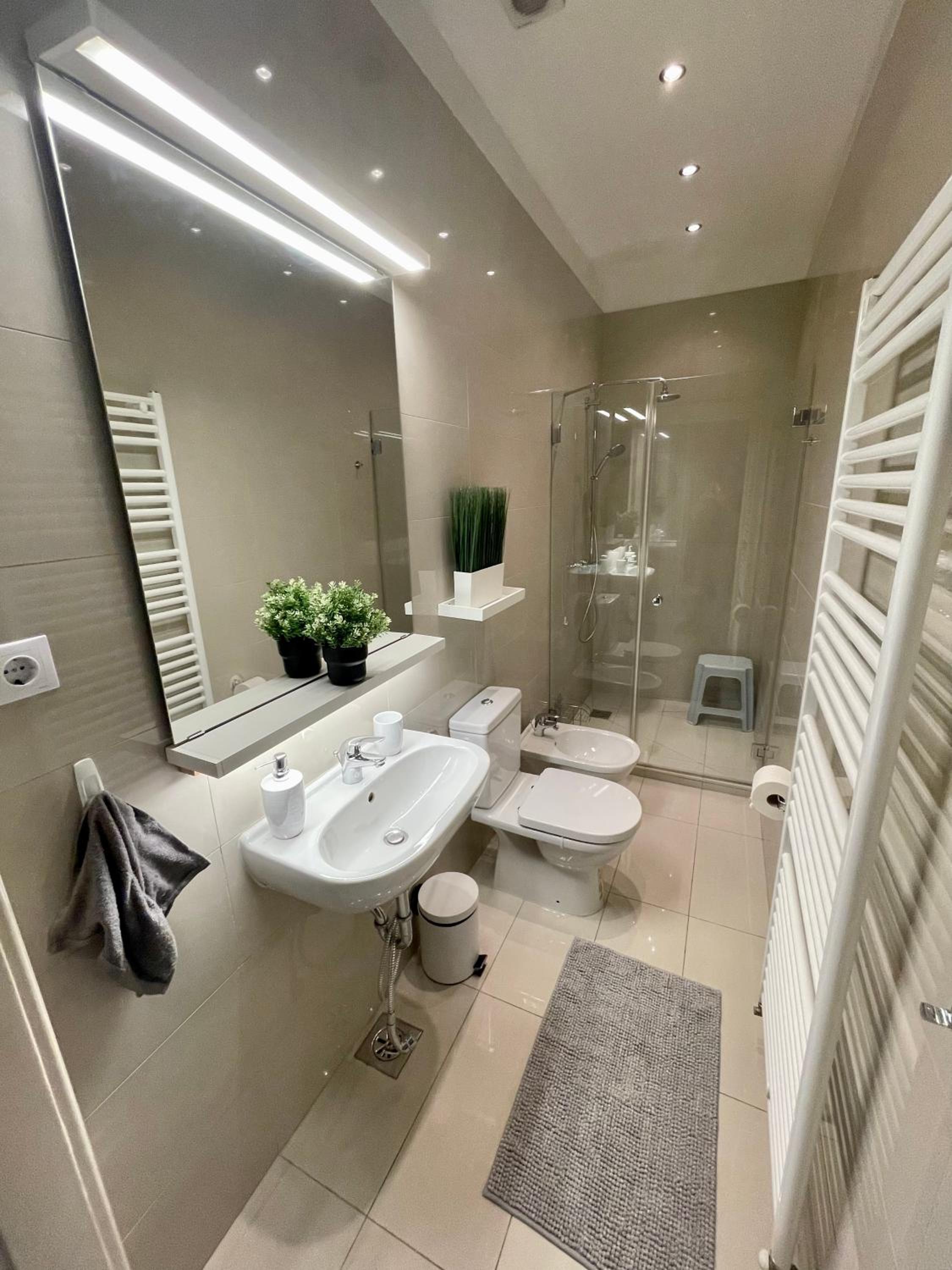 Deluxe Downtown Apartment with a Fabulous View view 4