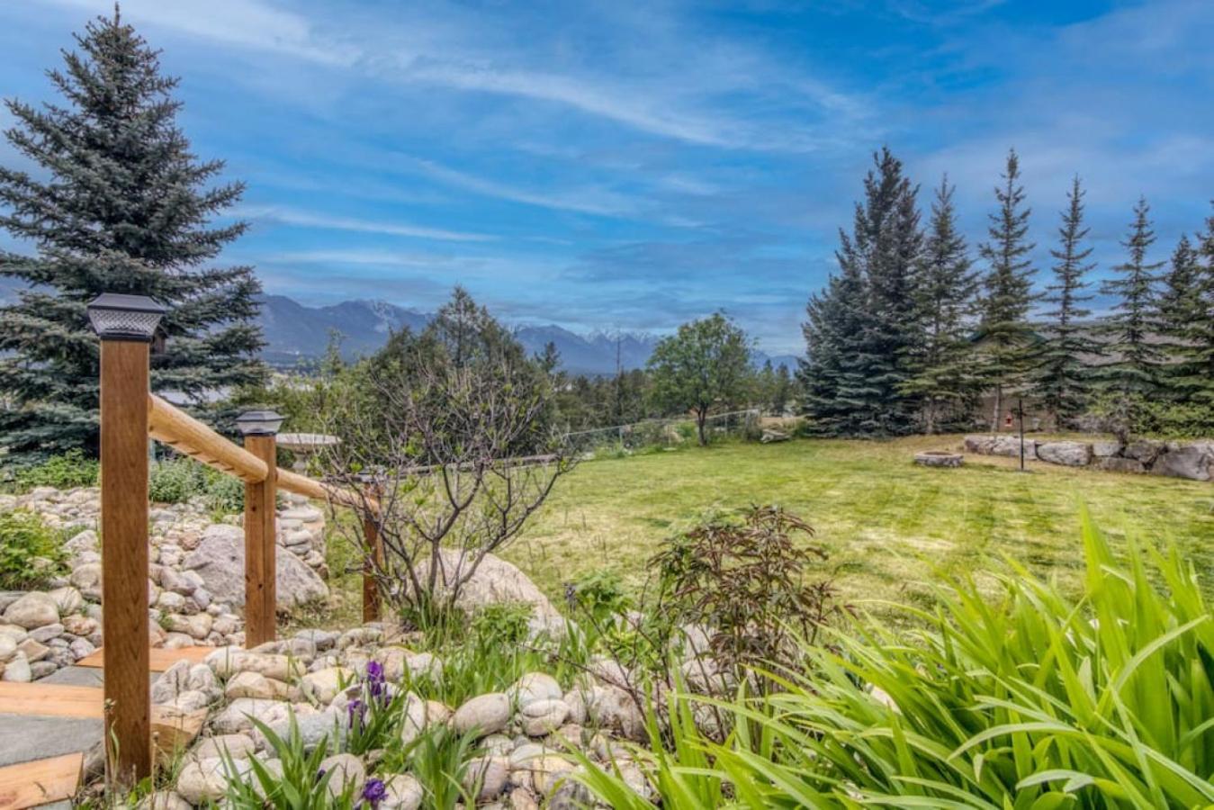 Pine Ridge, Log Home with Lake View and Backyard