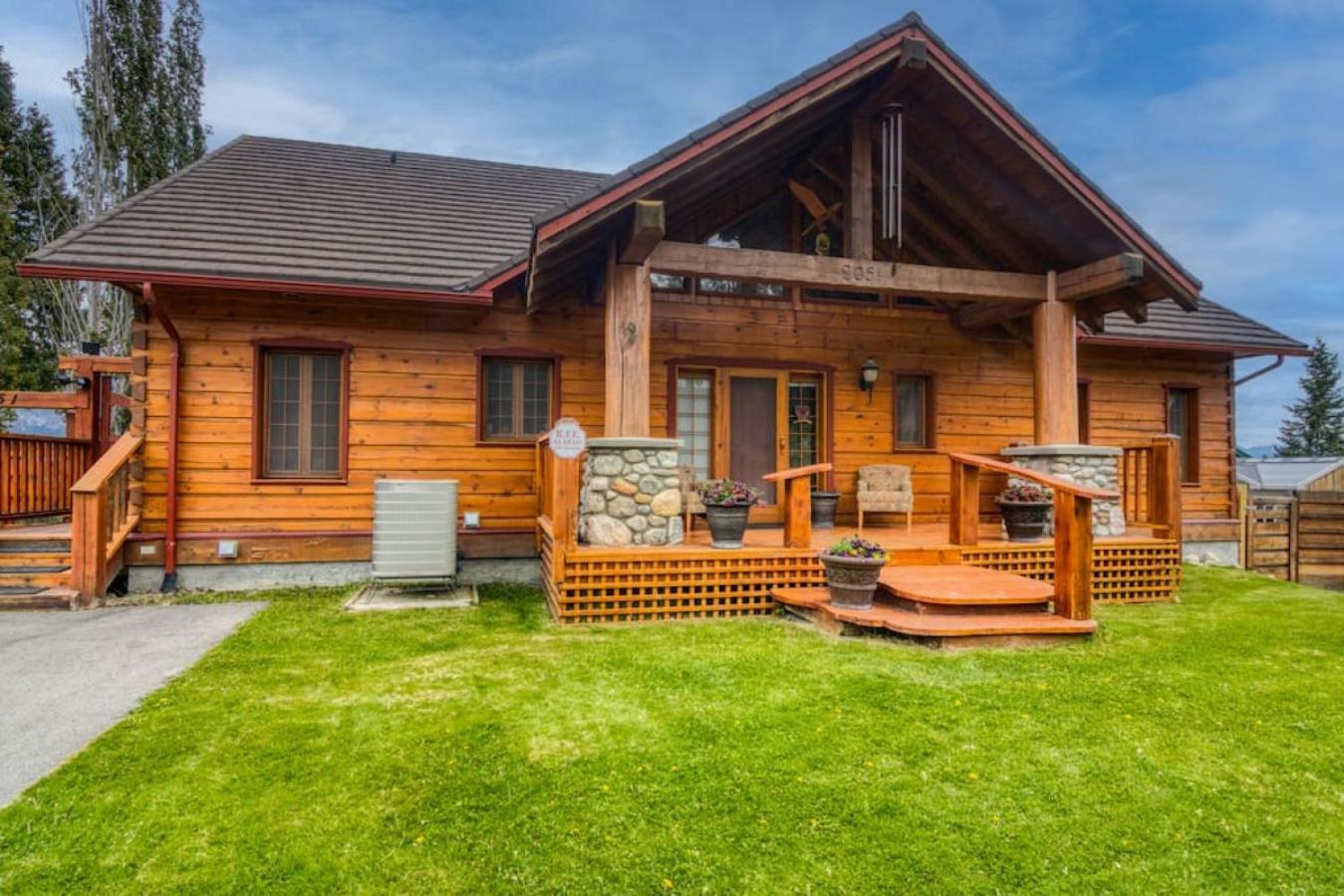 Pine Ridge, Log Home with Lake View and Backyard