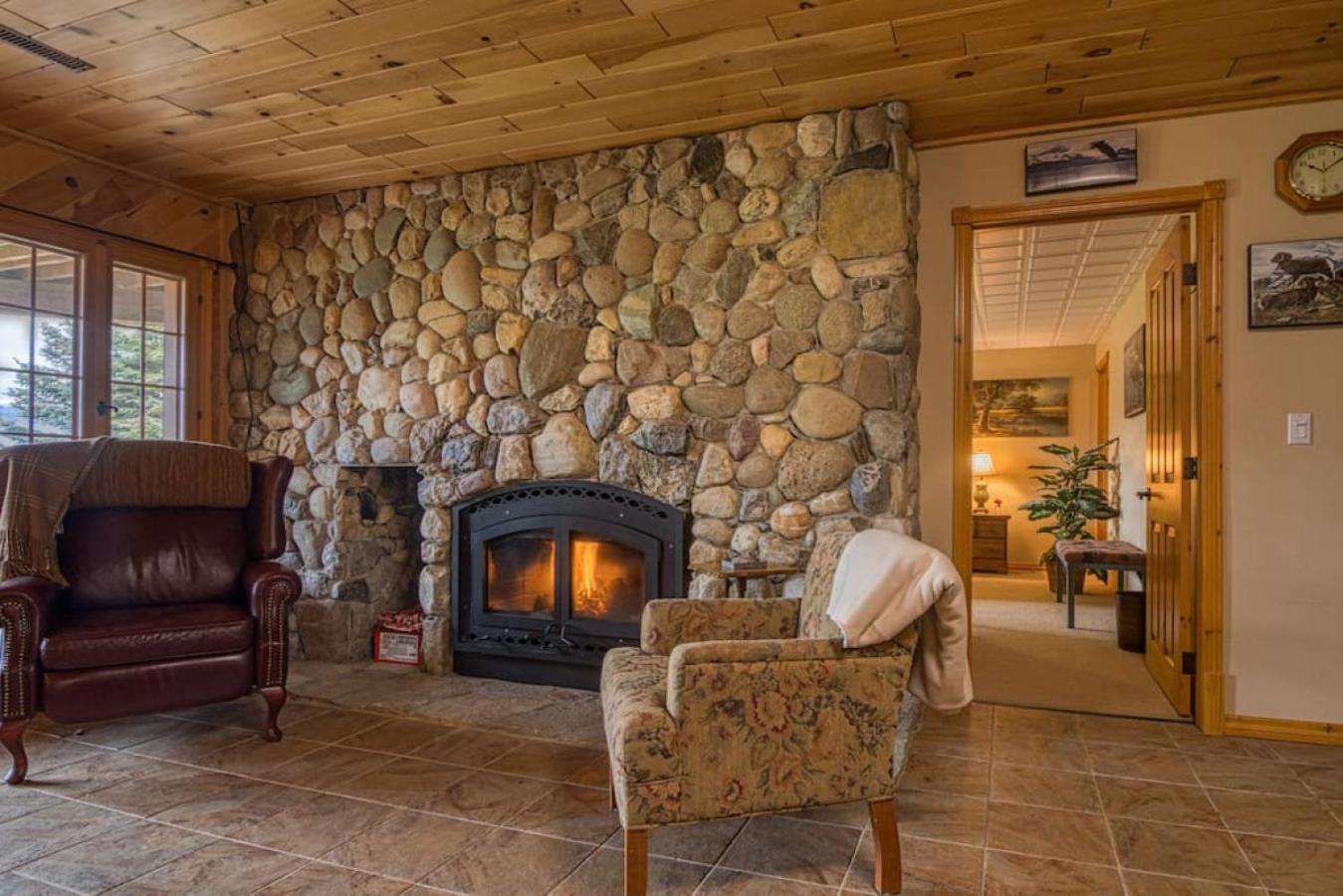 Pine Ridge, Log Home with Lake View and Backyard