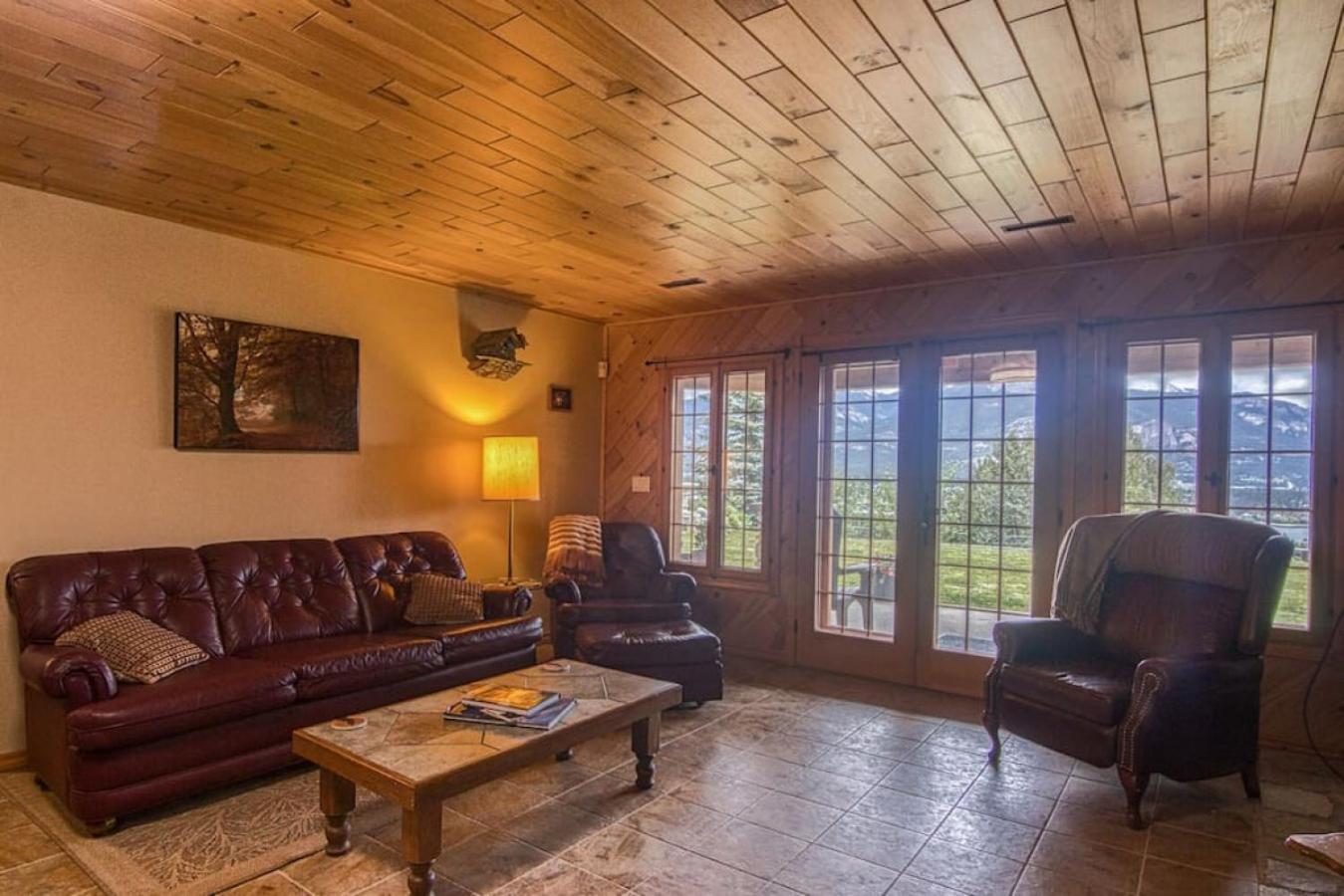 Pine Ridge, Log Home with Lake View and Backyard