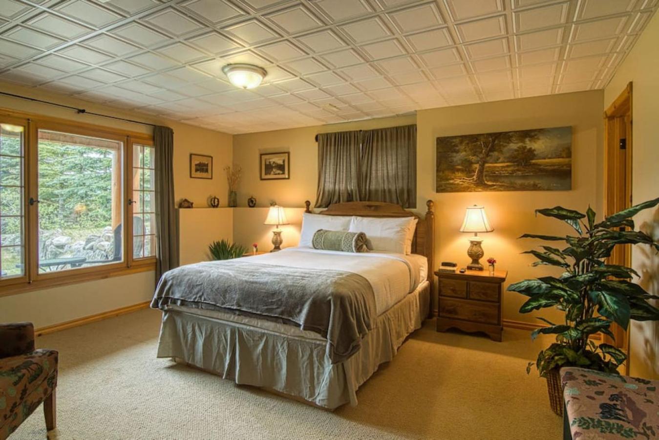 Pine Ridge, Log Home with Lake View and Backyard