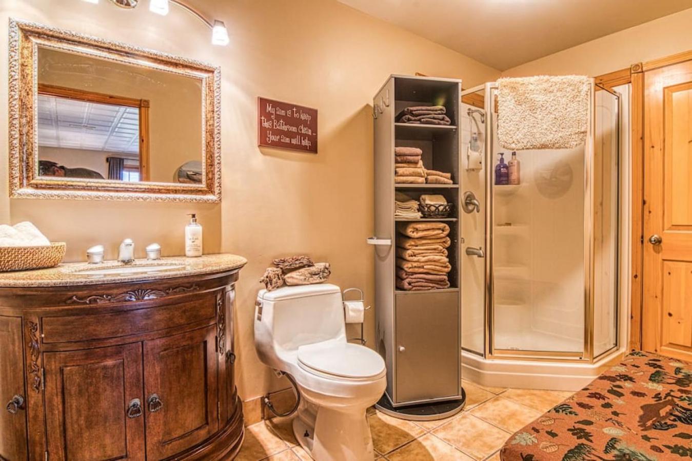 Pine Ridge, Log Home with Lake View and Backyard