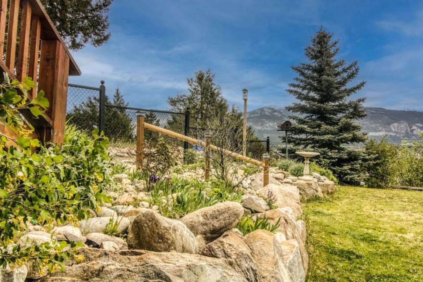 Pine Ridge, Log Home with Lake View and Backyard