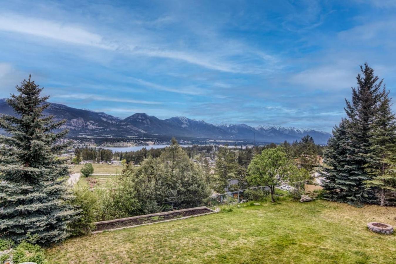 Pine Ridge, Log Home with Lake View and Backyard