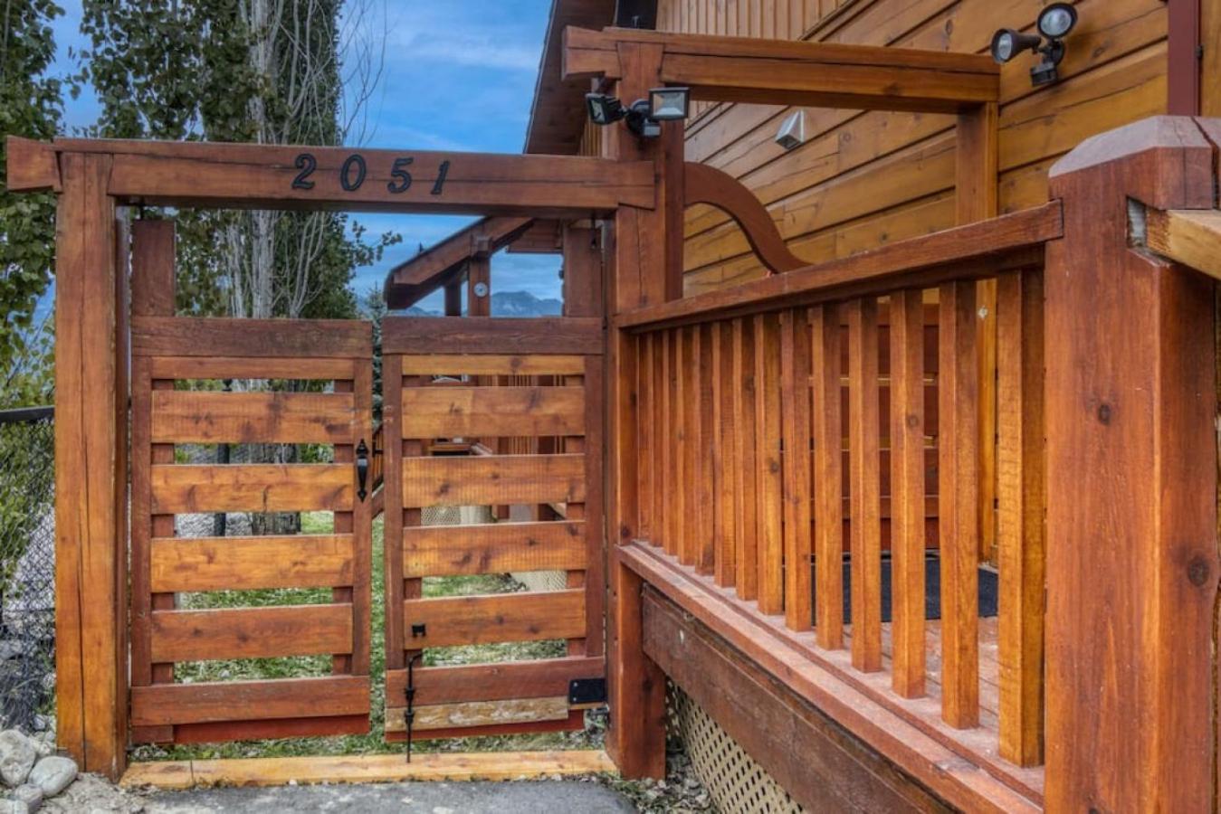 Pine Ridge, Log Home with Lake View and Backyard